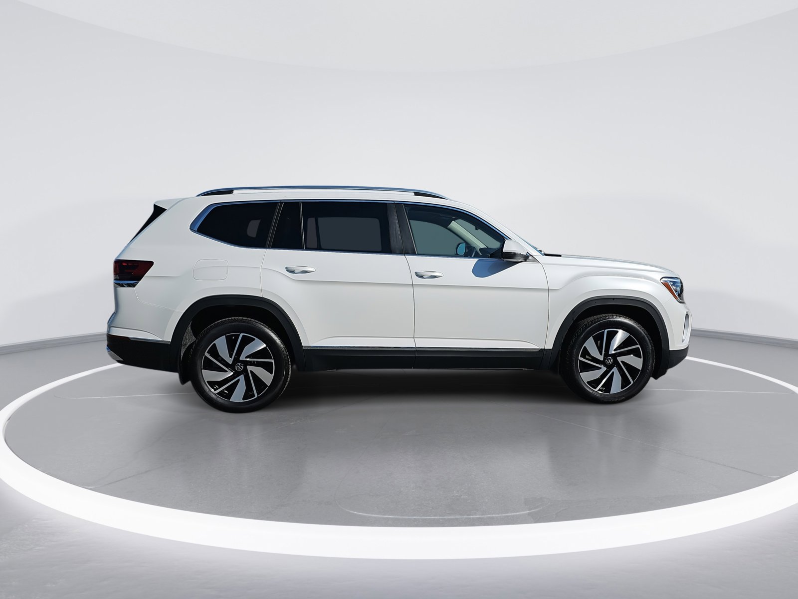 2025 Volkswagen Atlas SEL photo 2