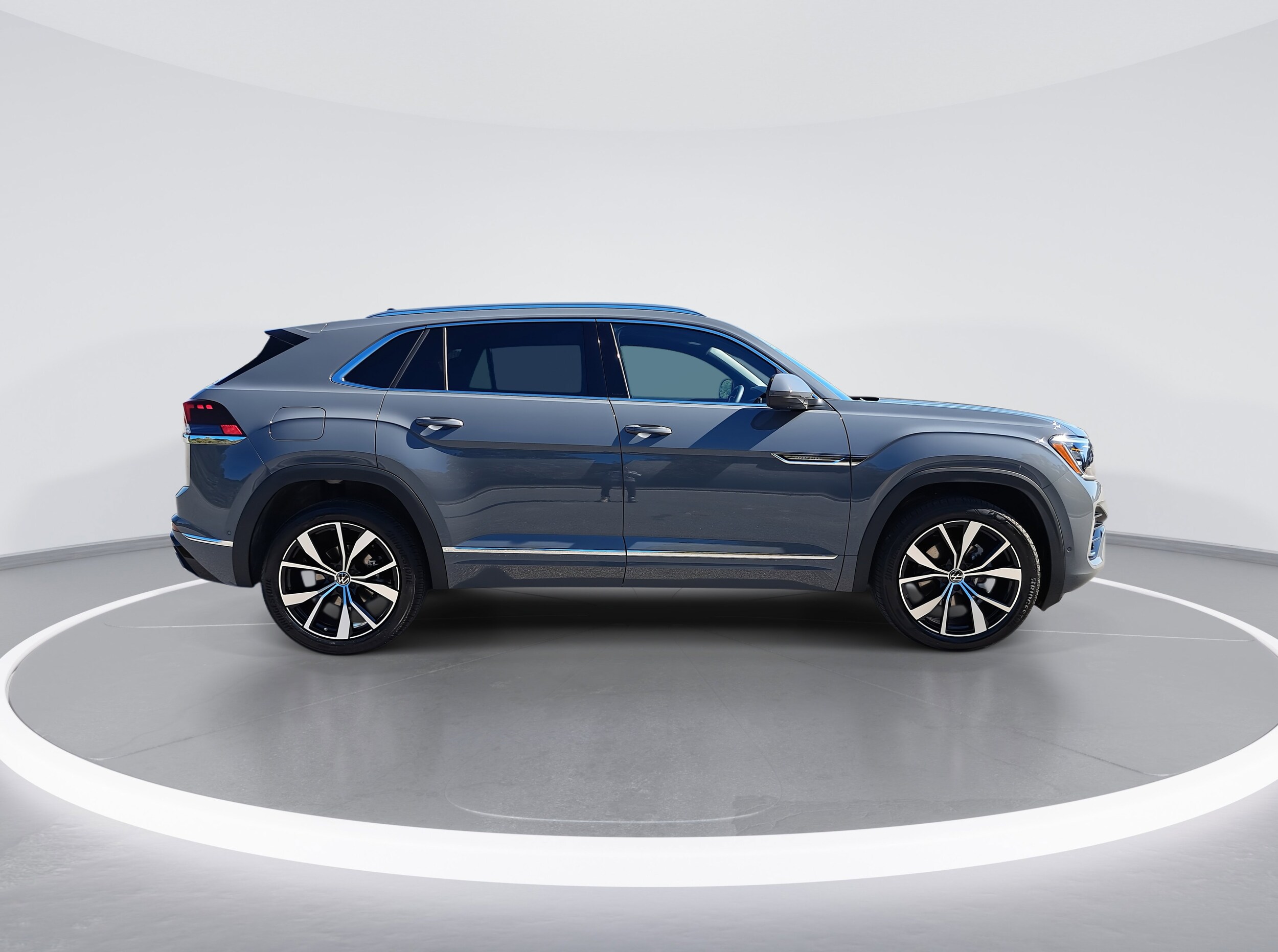 2026 Volkswagen Atlas Cross Sport SEL Premium R-Line photo 2