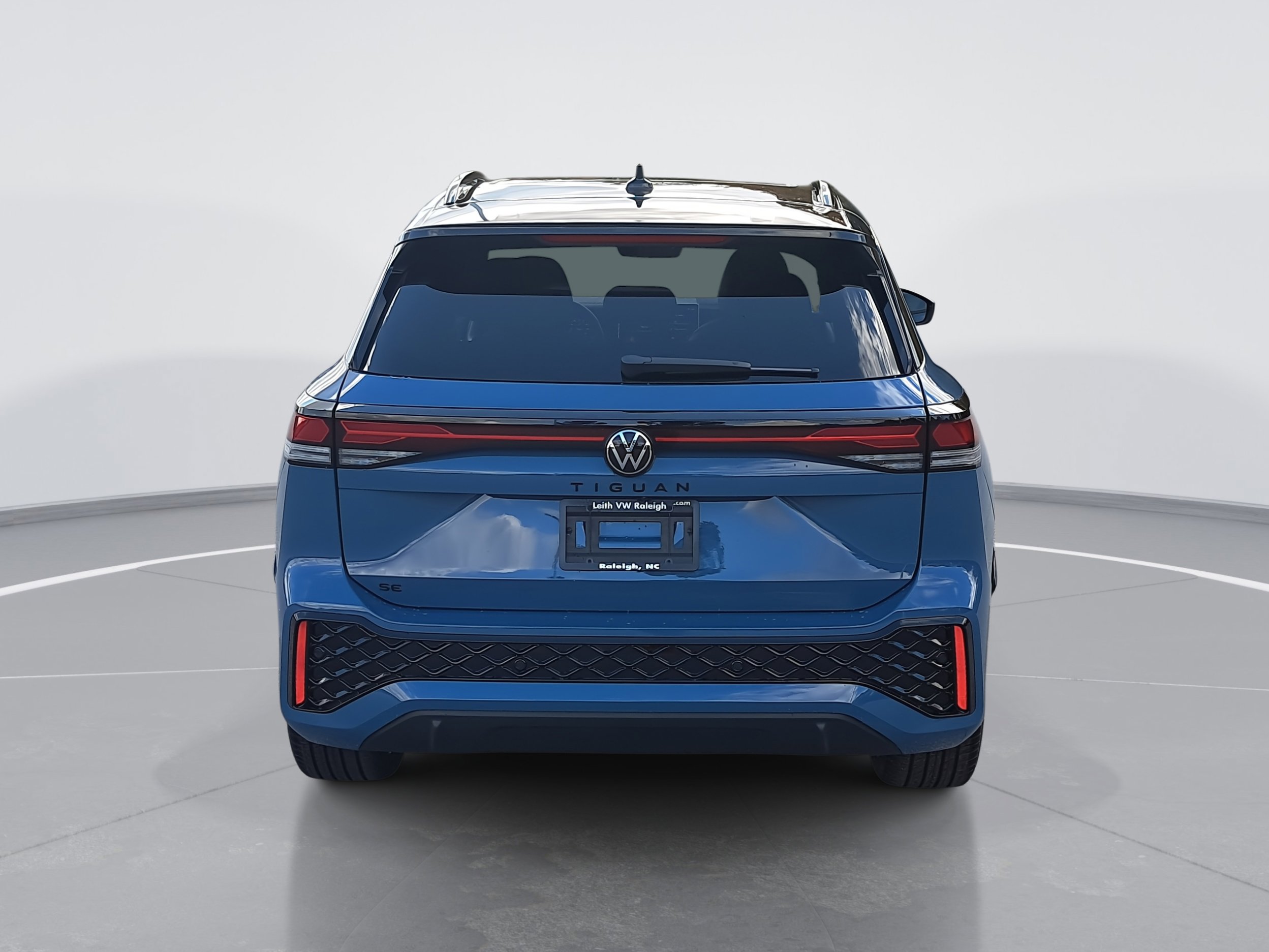 2026 Volkswagen Tiguan SE R-Line Black photo 4