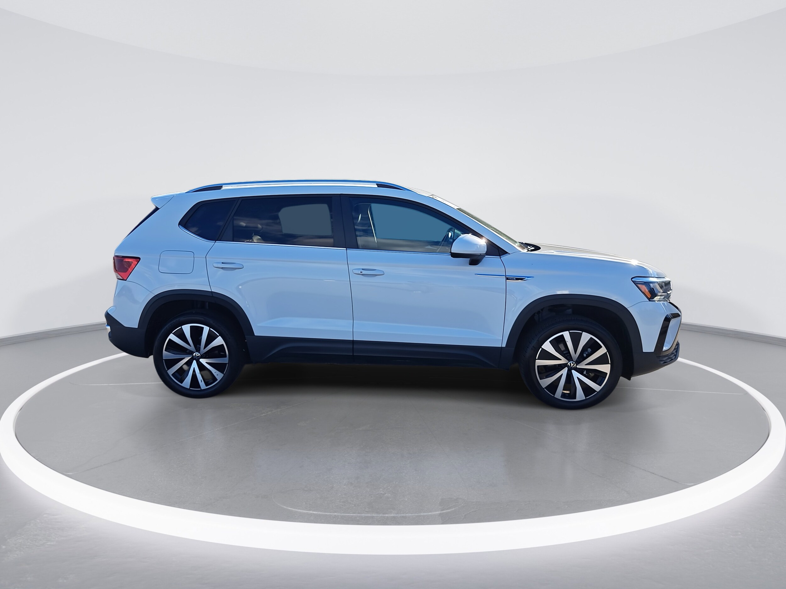2024 Volkswagen Taos SE photo 2