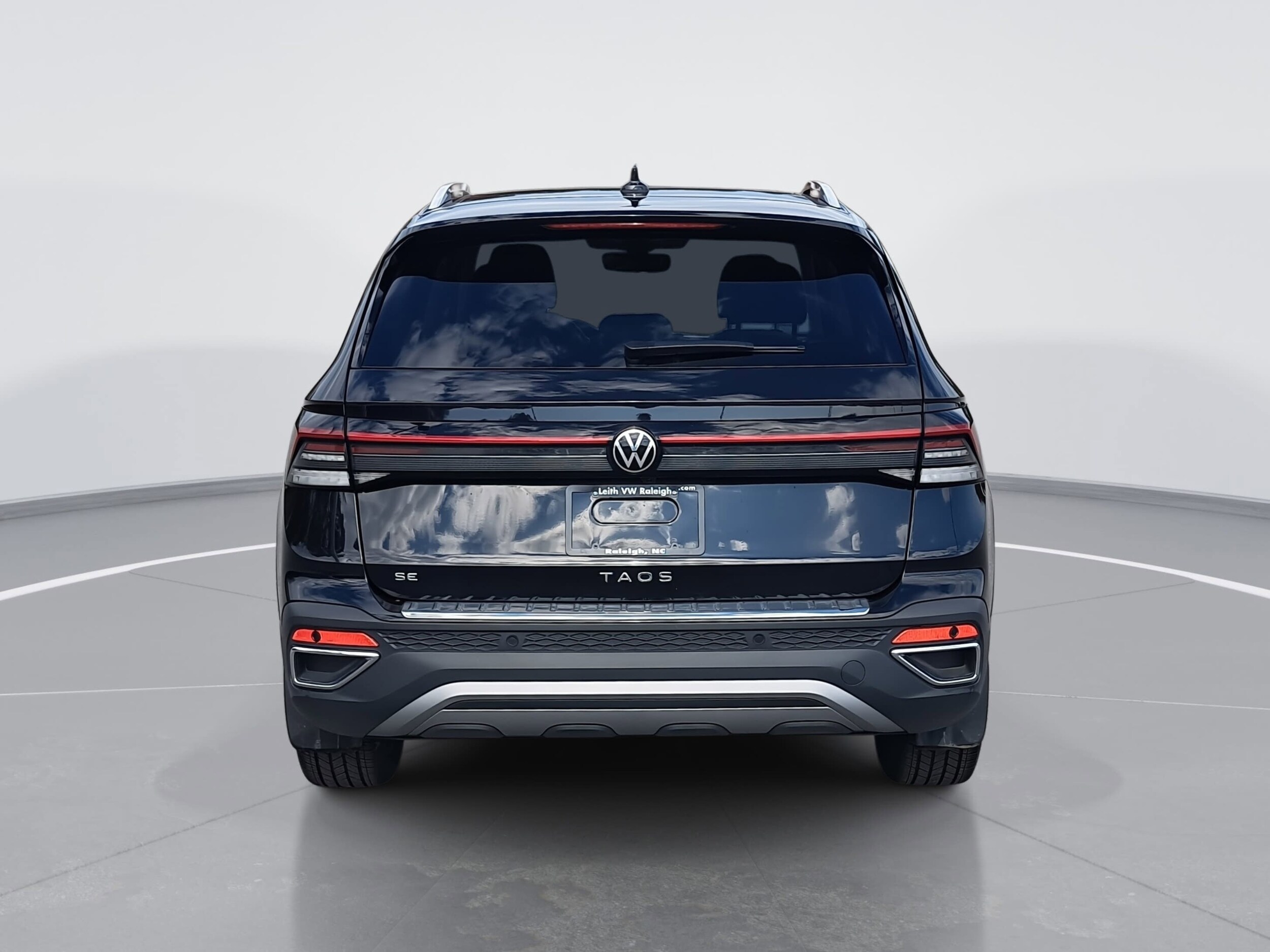 2025 Volkswagen Taos SE photo 4