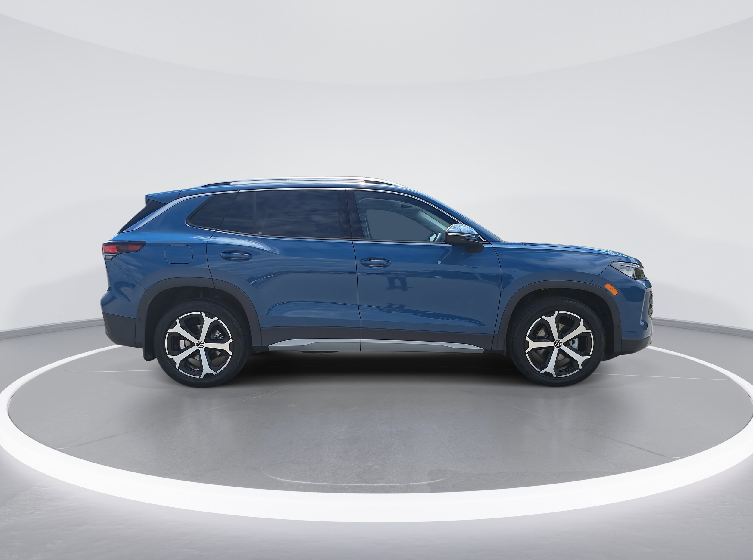 2025 Volkswagen Tiguan SE photo 2