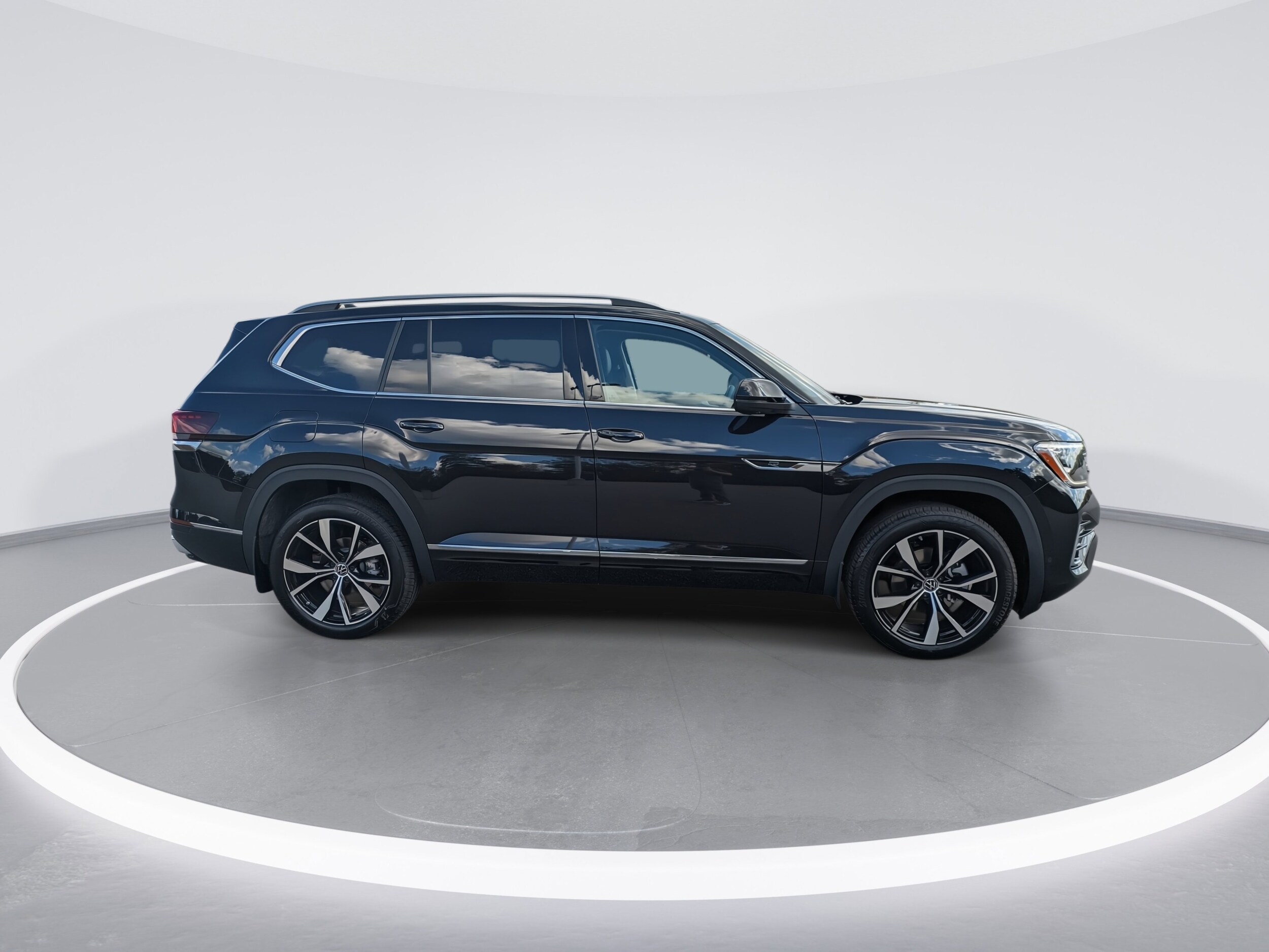 2025 Volkswagen Atlas SEL Premium R-Line photo 2