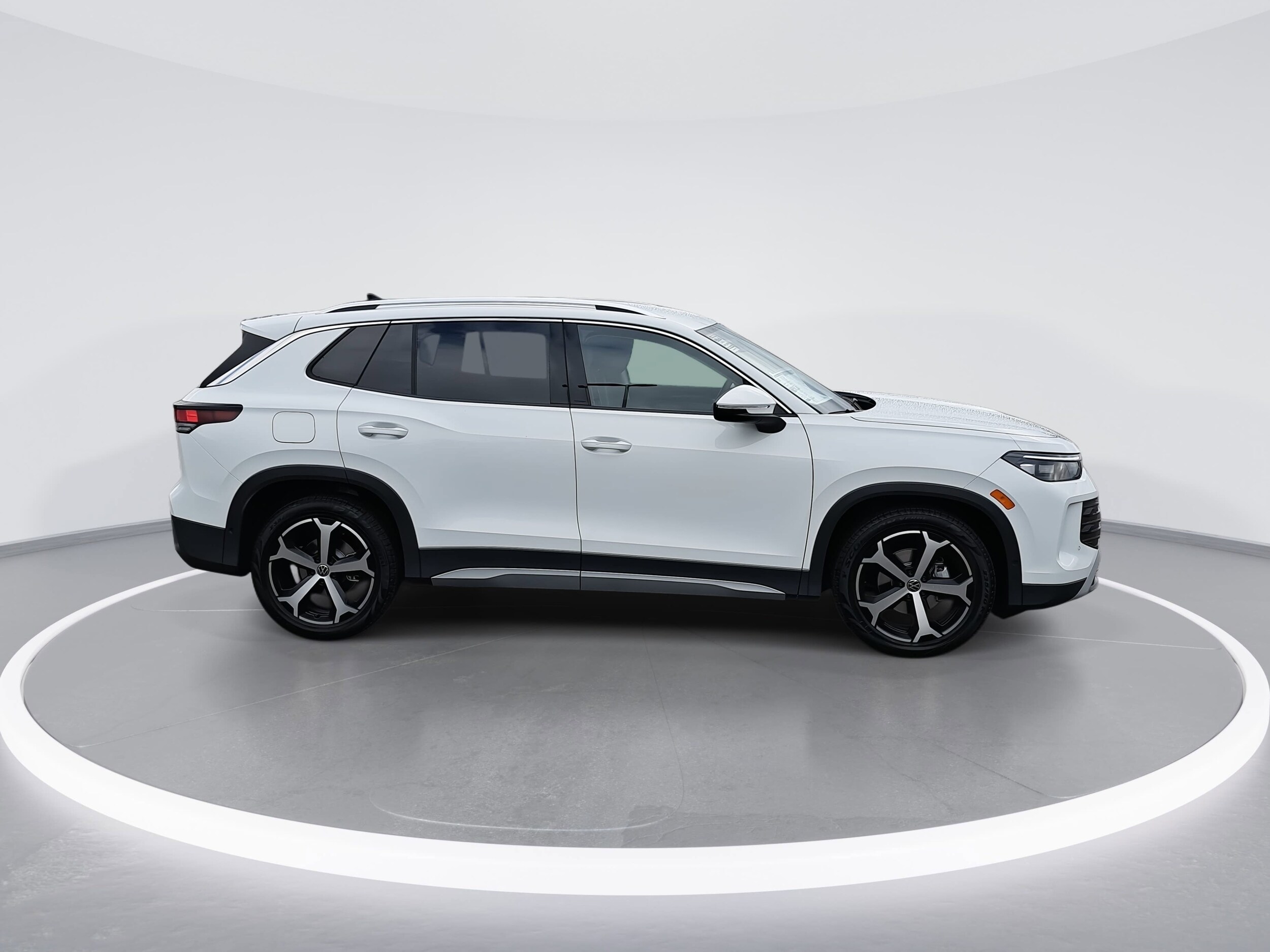 2026 Volkswagen Tiguan SE photo 2