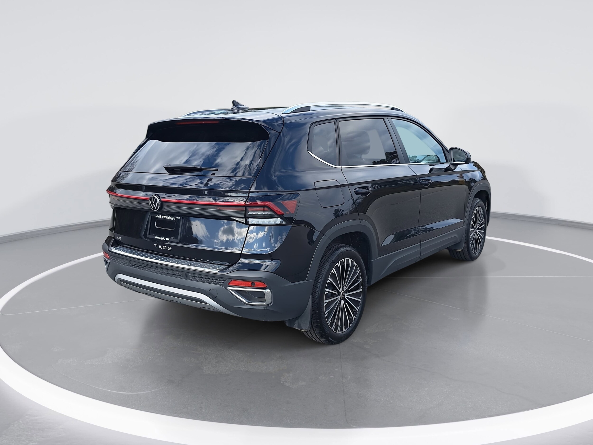 2025 Volkswagen Taos SE photo 3