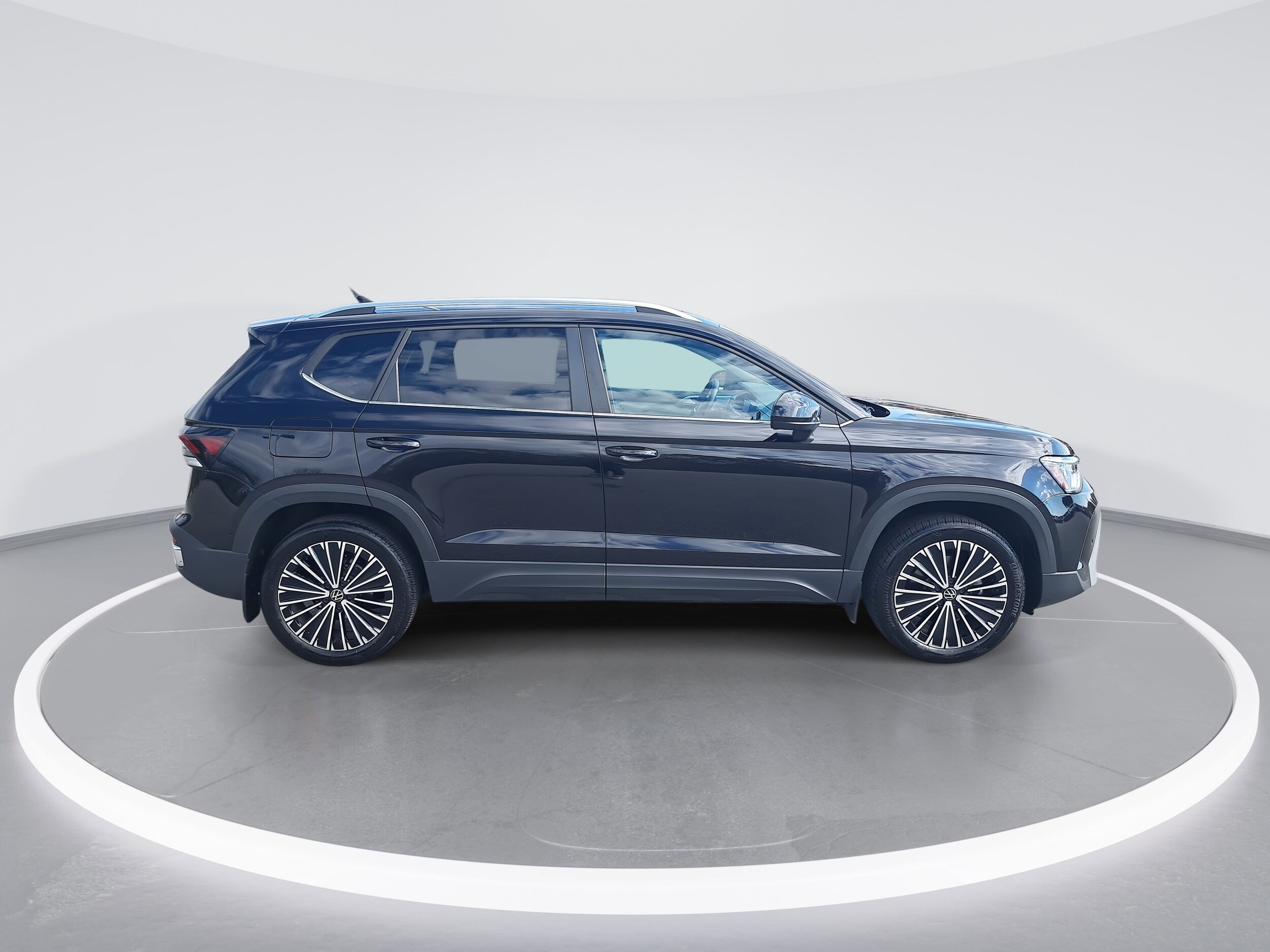 2025 Volkswagen Taos SE photo 2