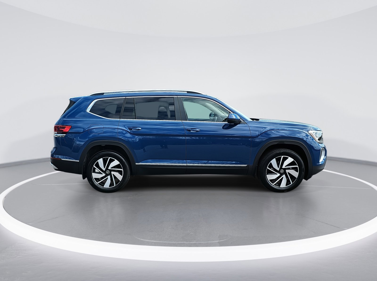 2025 Volkswagen Atlas SEL photo 2