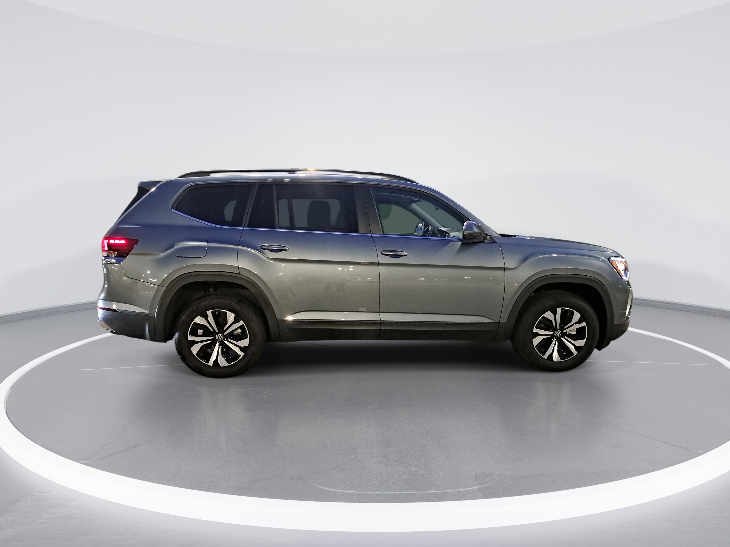 2024 Volkswagen Atlas SE photo 2