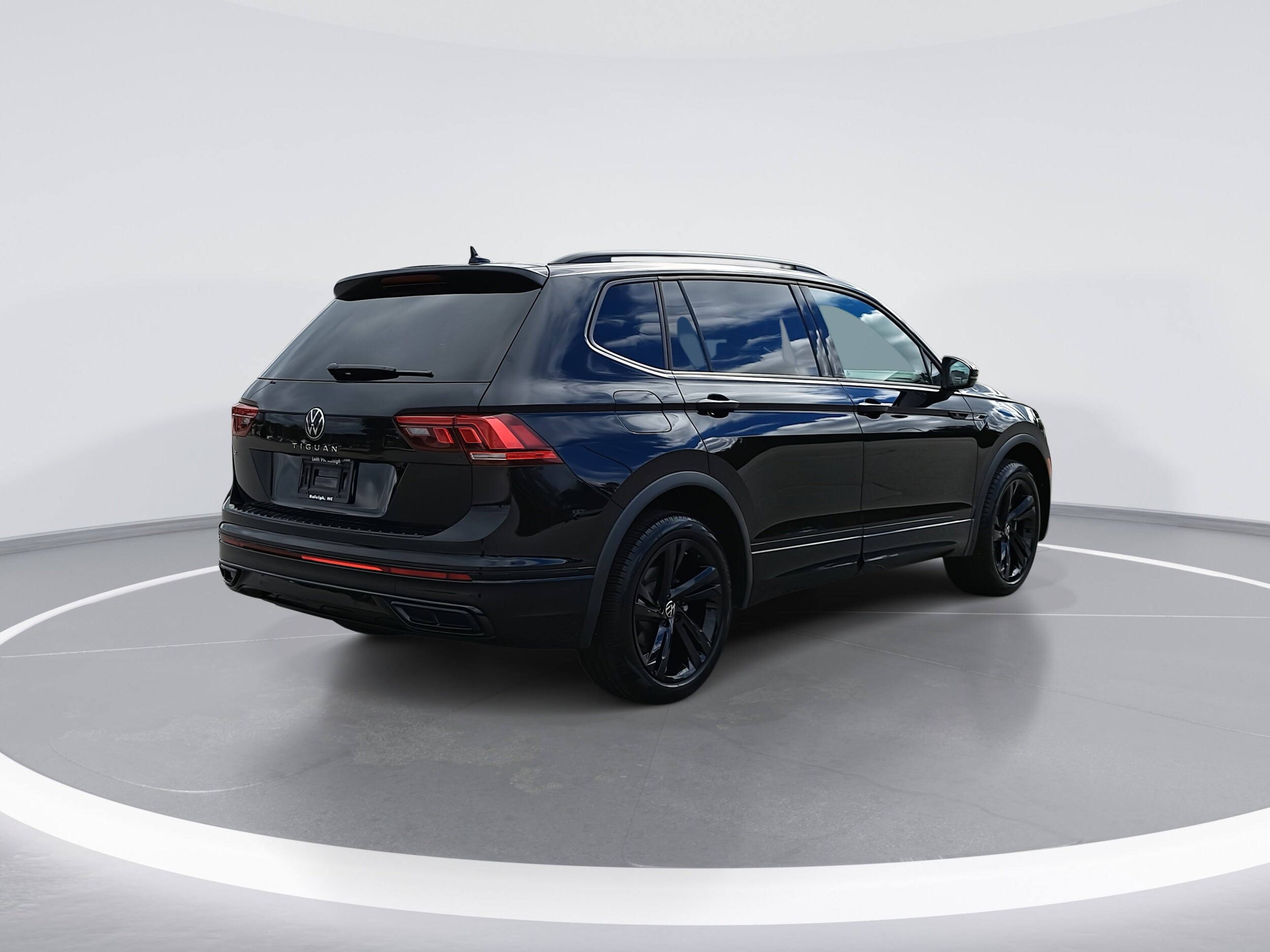 2024 Volkswagen Tiguan SE R-Line Black photo 3