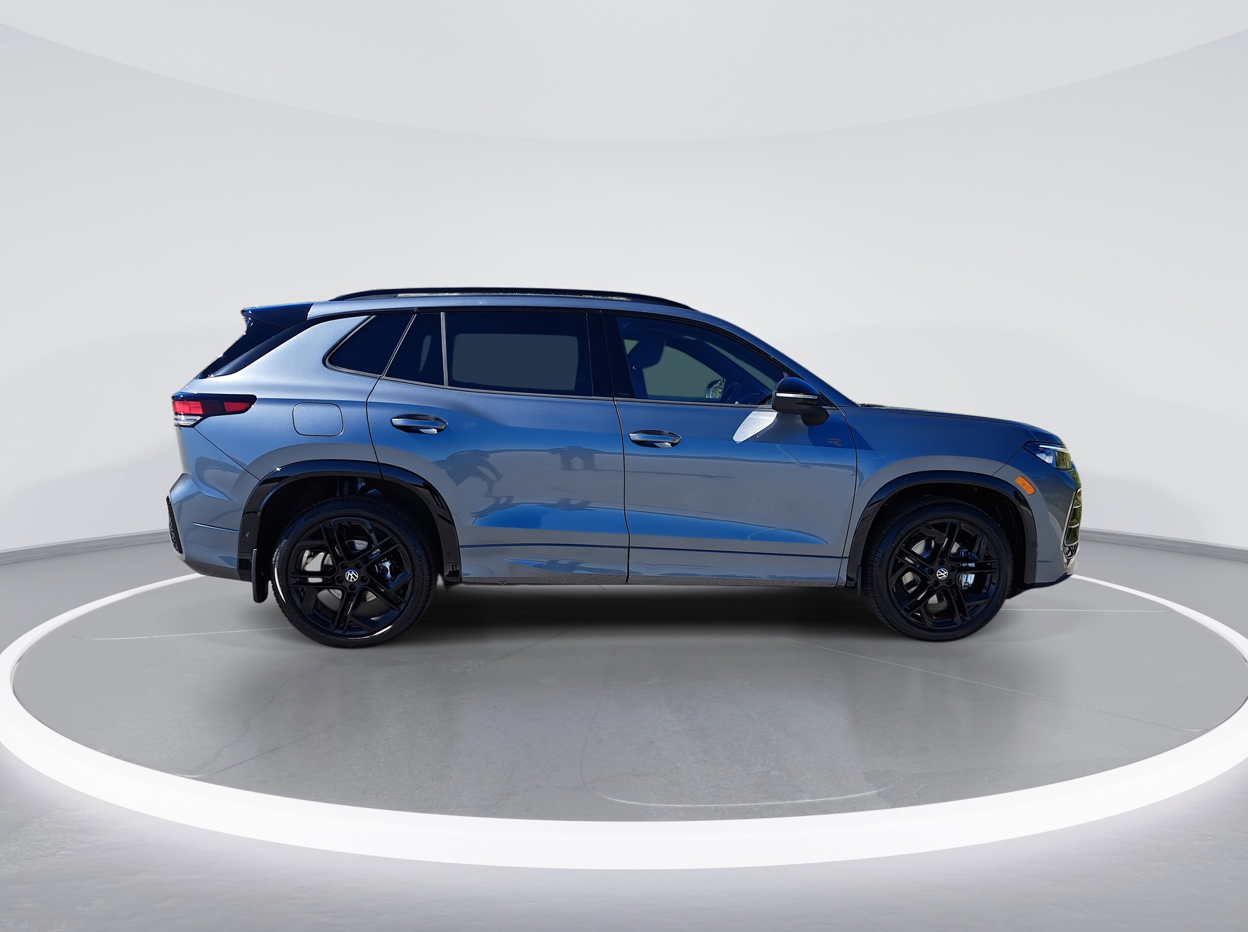 2026 Volkswagen Tiguan SE R-Line Black photo 2