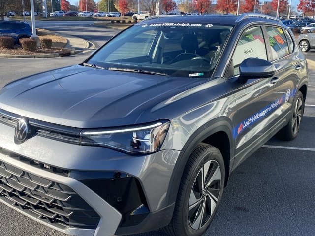 2025 Volkswagen Taos SE photo 2