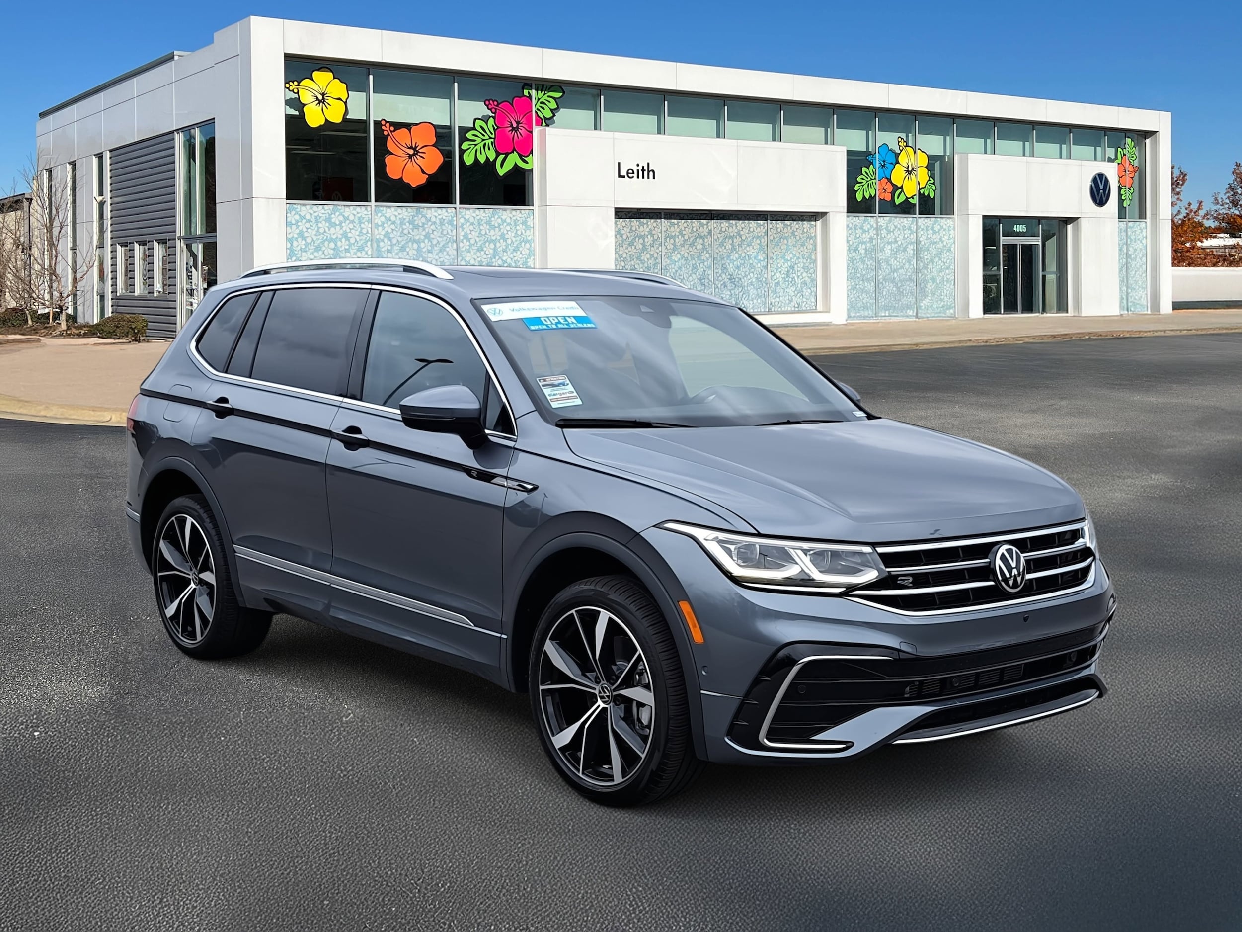 2024 Volkswagen Tiguan SEL R-LINE's photo