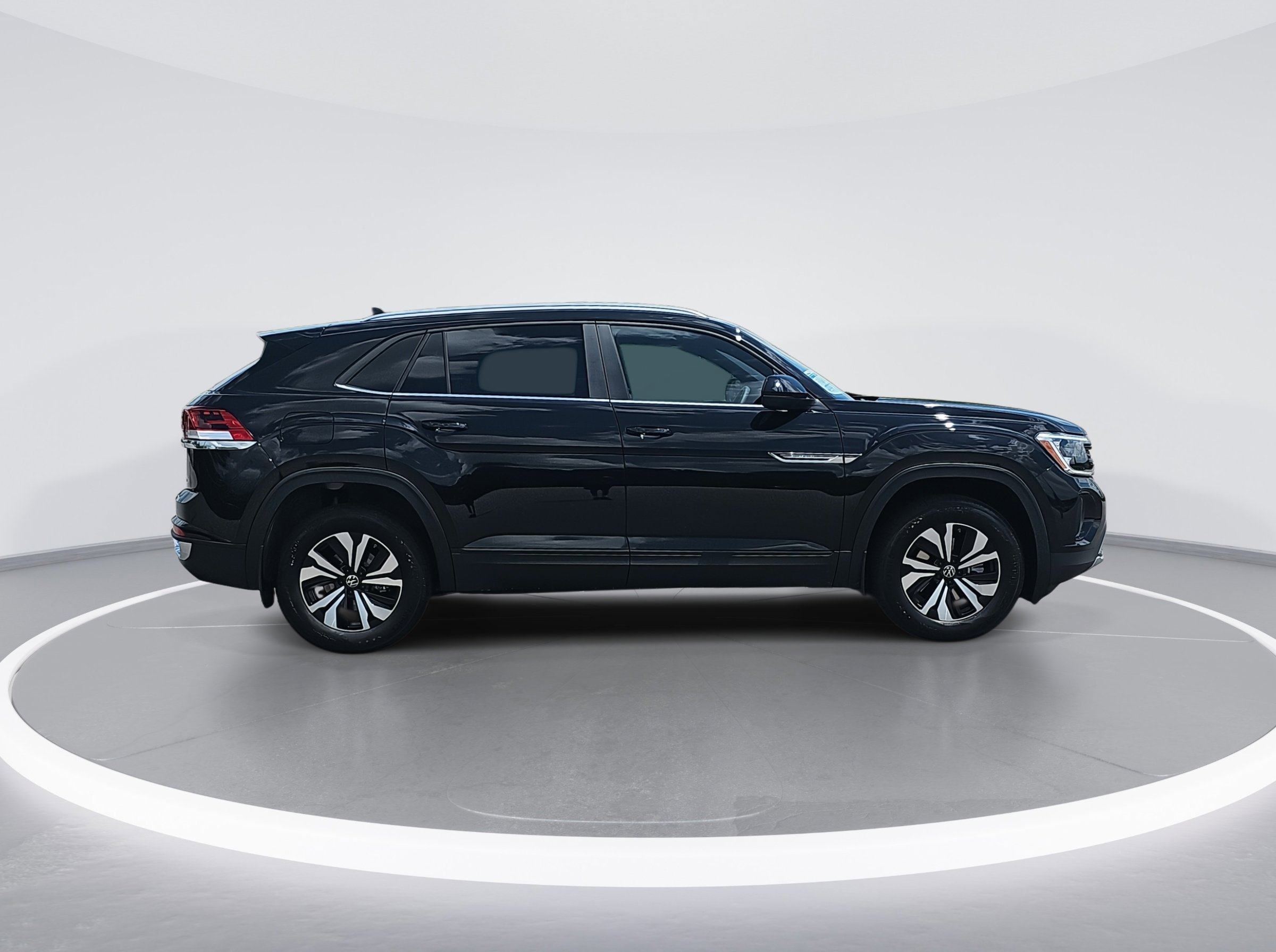 2025 Volkswagen Atlas Cross Sport SE photo 2