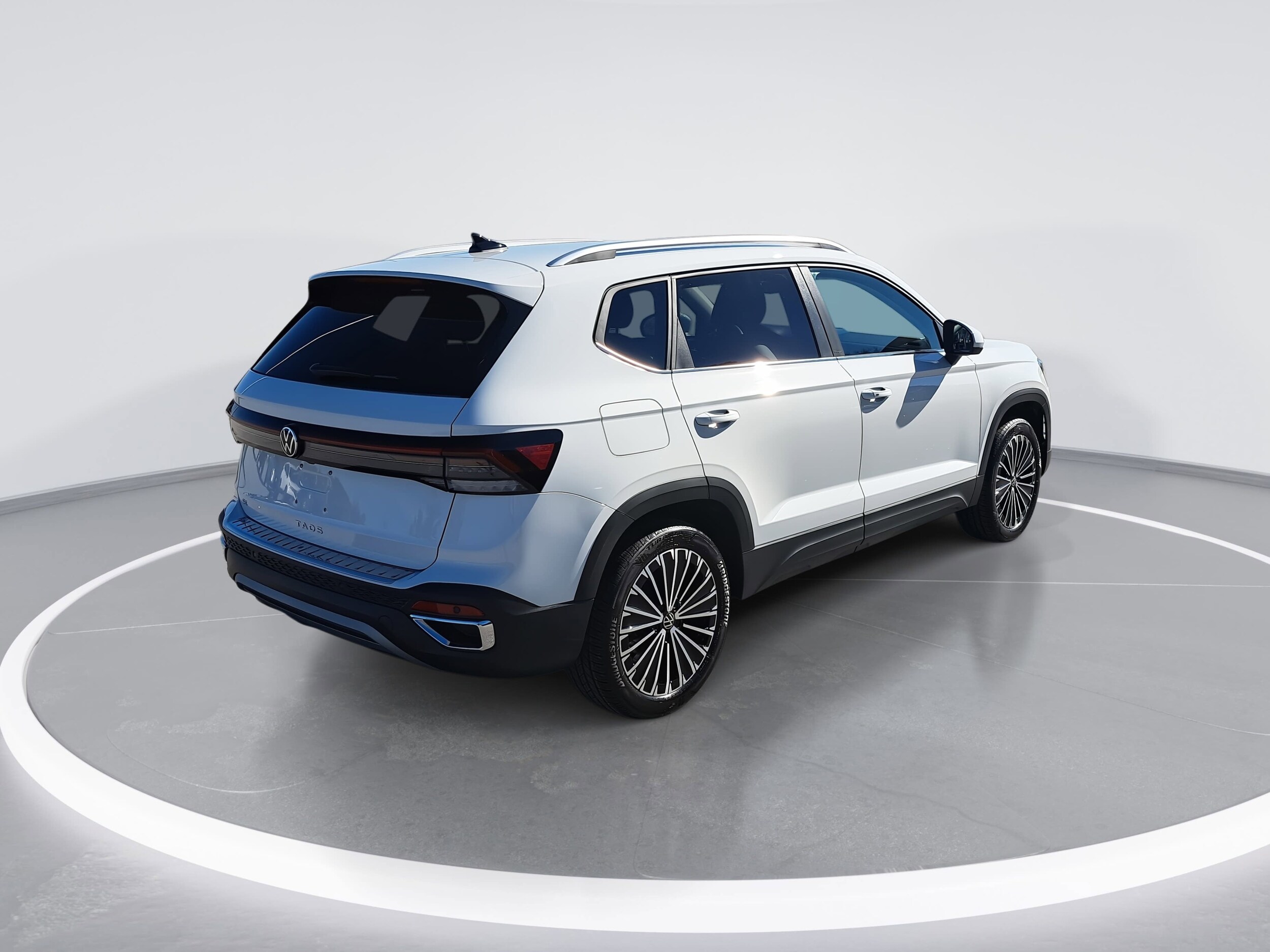 2026 Volkswagen Taos SE photo 2