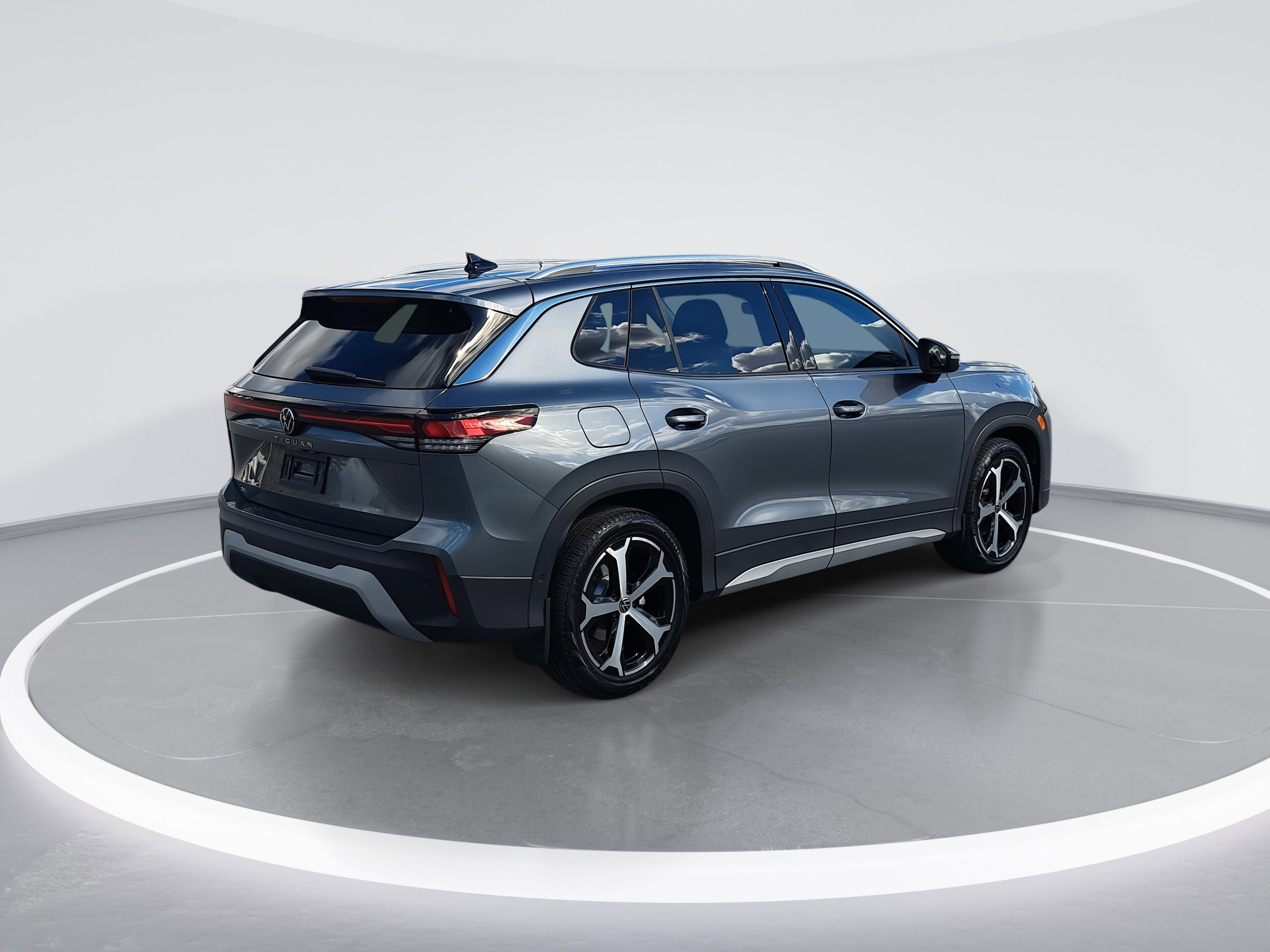 2026 Volkswagen Tiguan SE photo 3