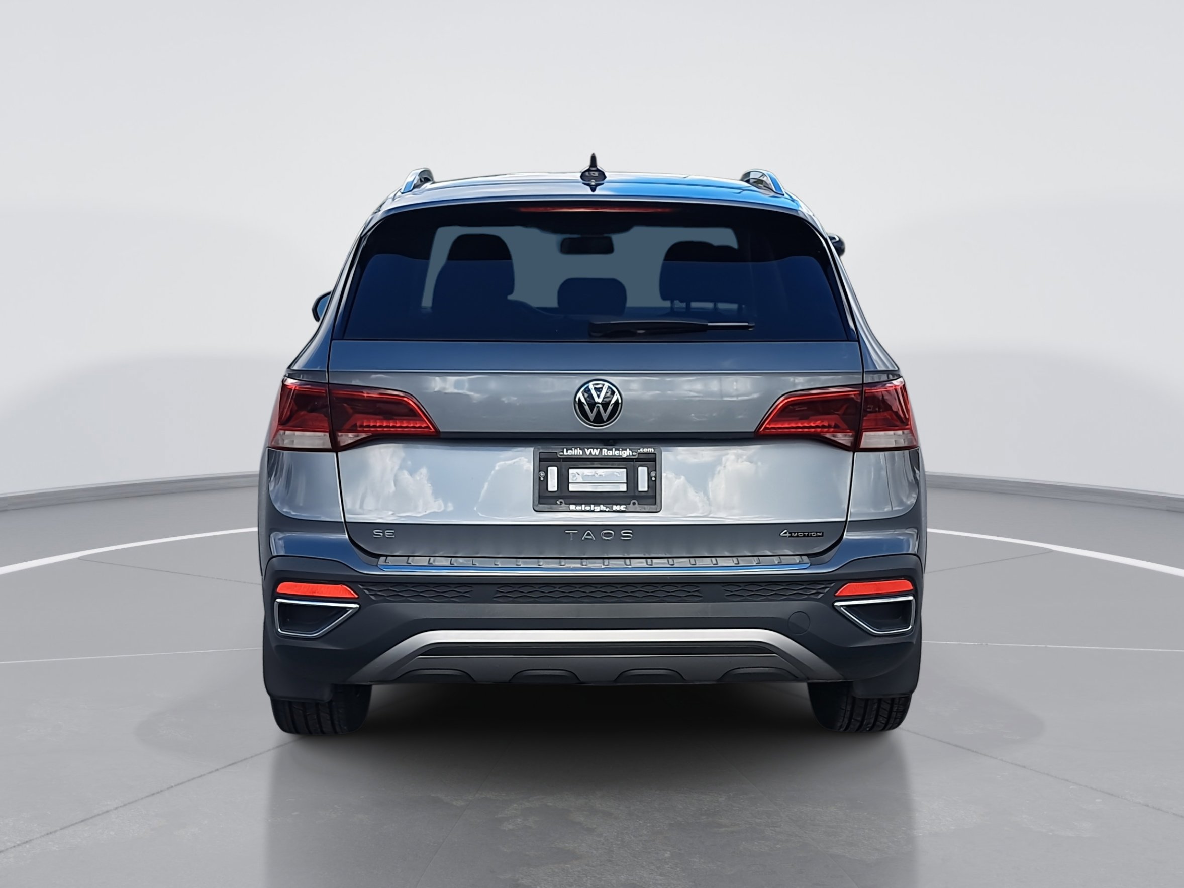 2022 Volkswagen Taos SE photo 2