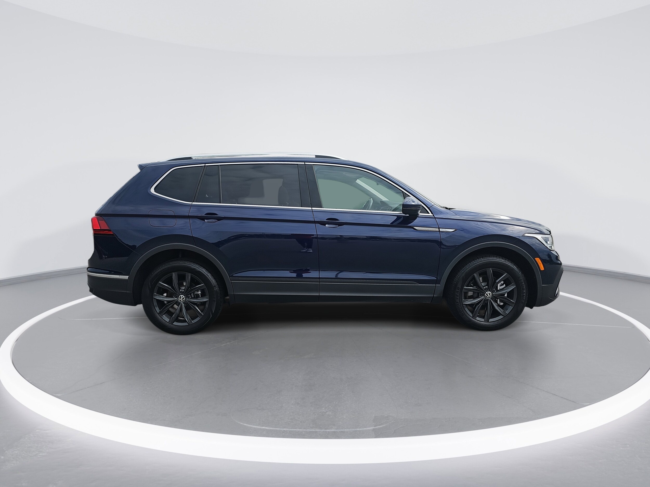 2024 Volkswagen Tiguan SE Wolfsburg Edition photo 2