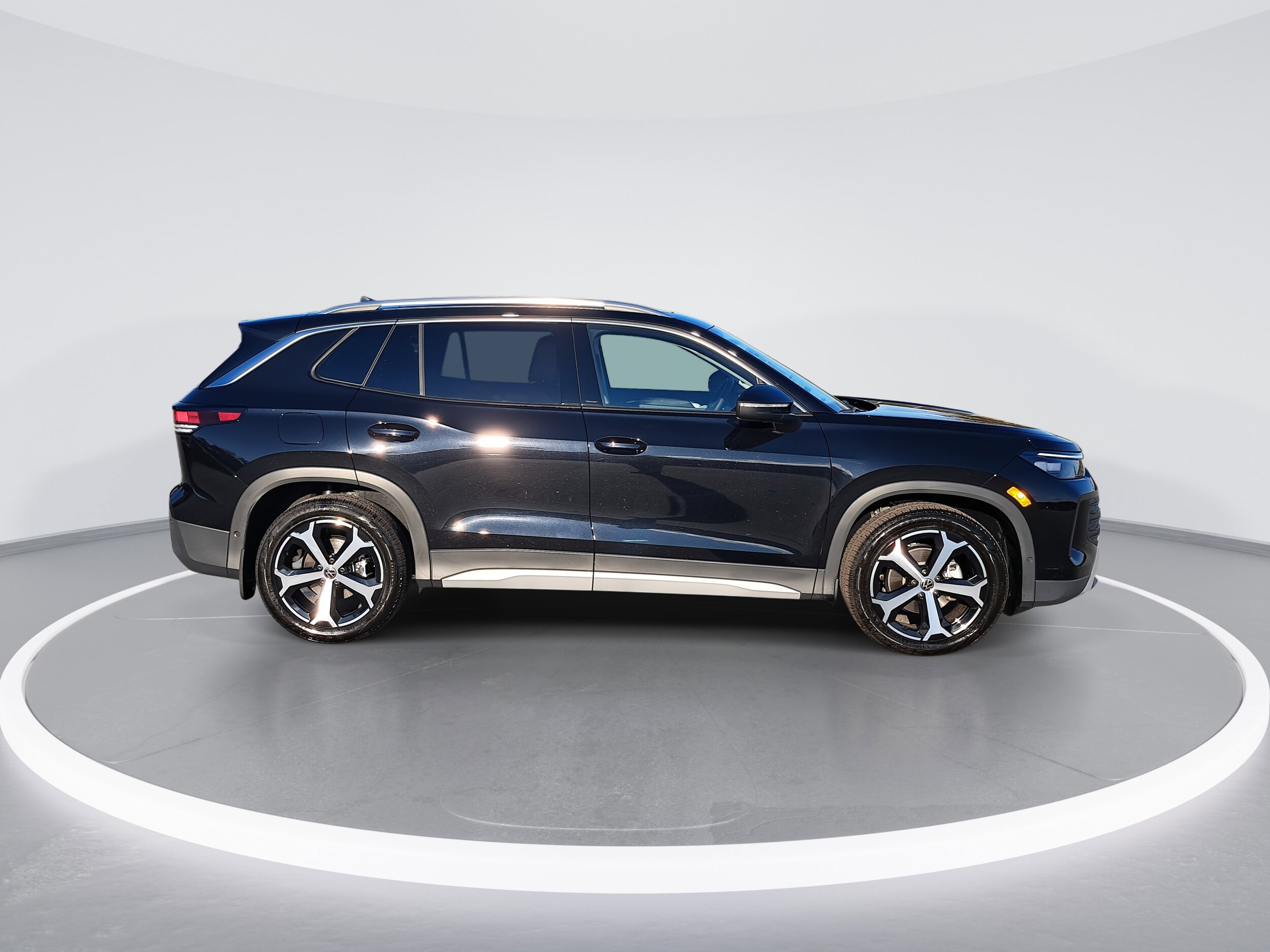 2026 Volkswagen Tiguan SE photo 2