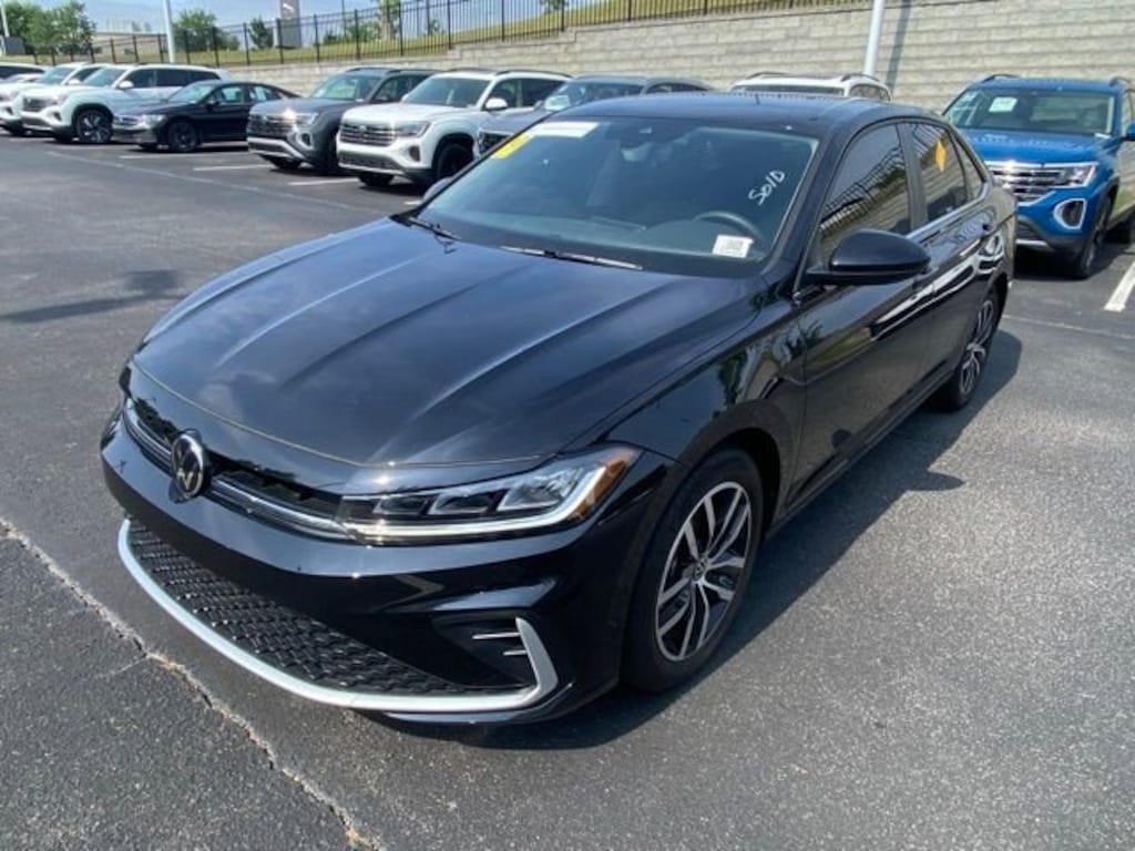 Used 2025 Volkswagen Jetta 1.5T SE Sedan