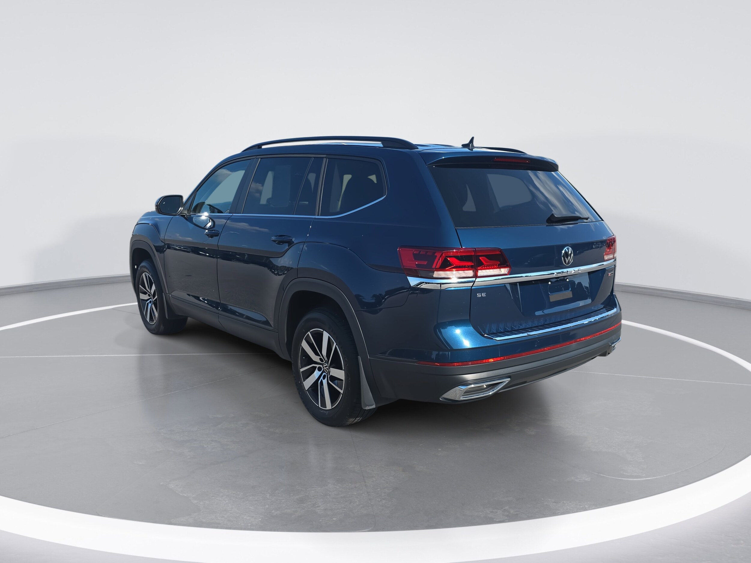 2022 Volkswagen Atlas SE photo 2