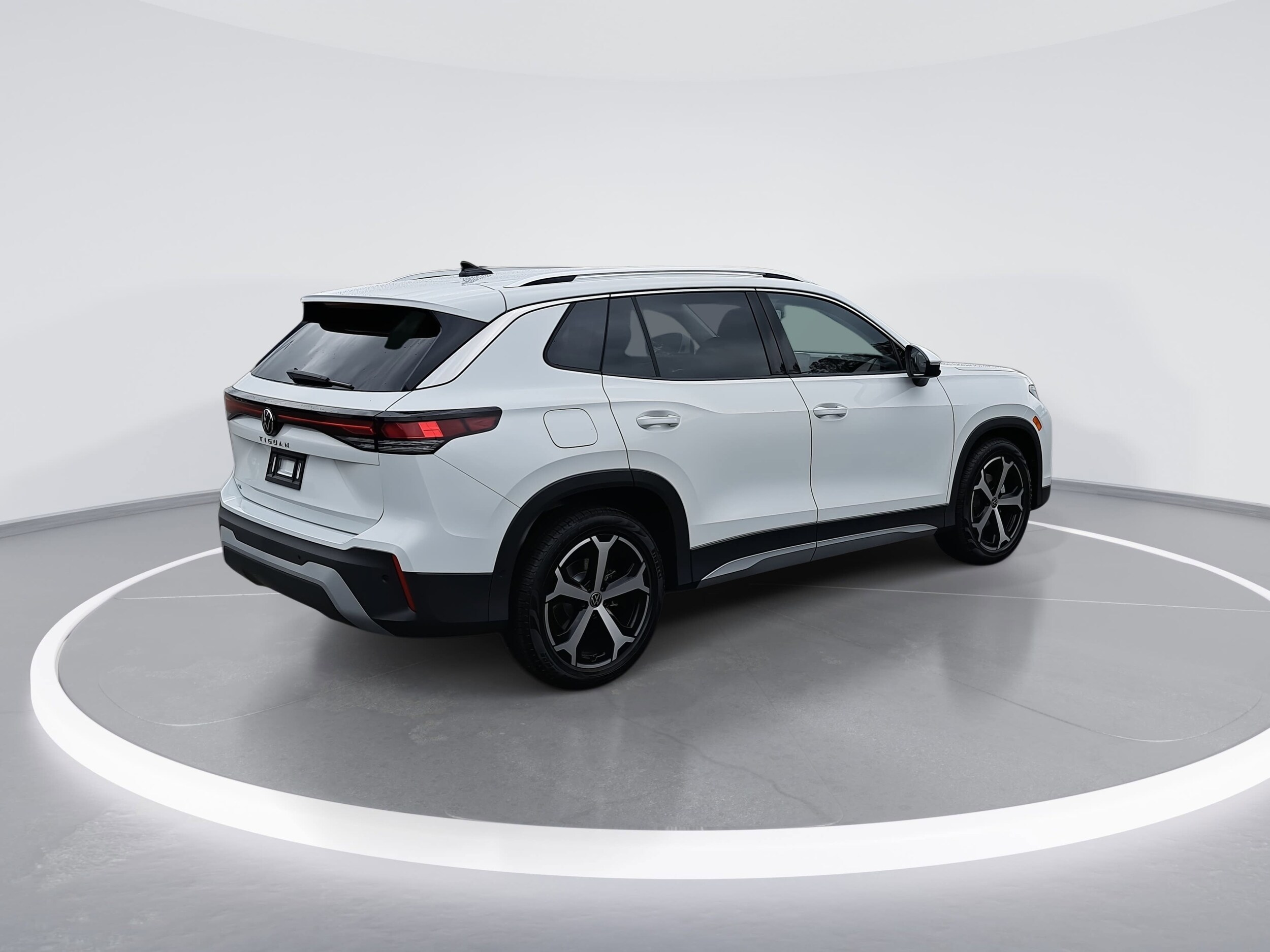 2026 Volkswagen Tiguan SE photo 3