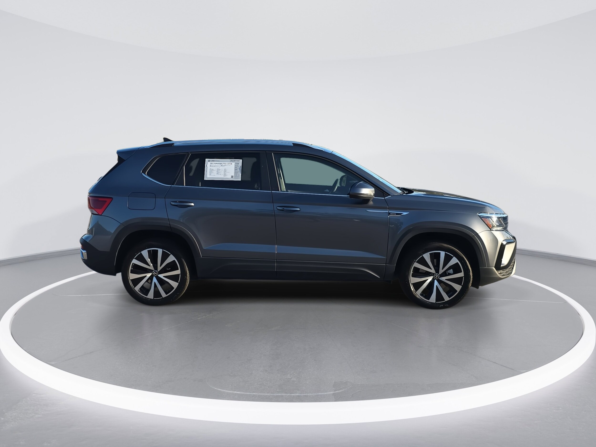 2022 Volkswagen Taos SE photo 2