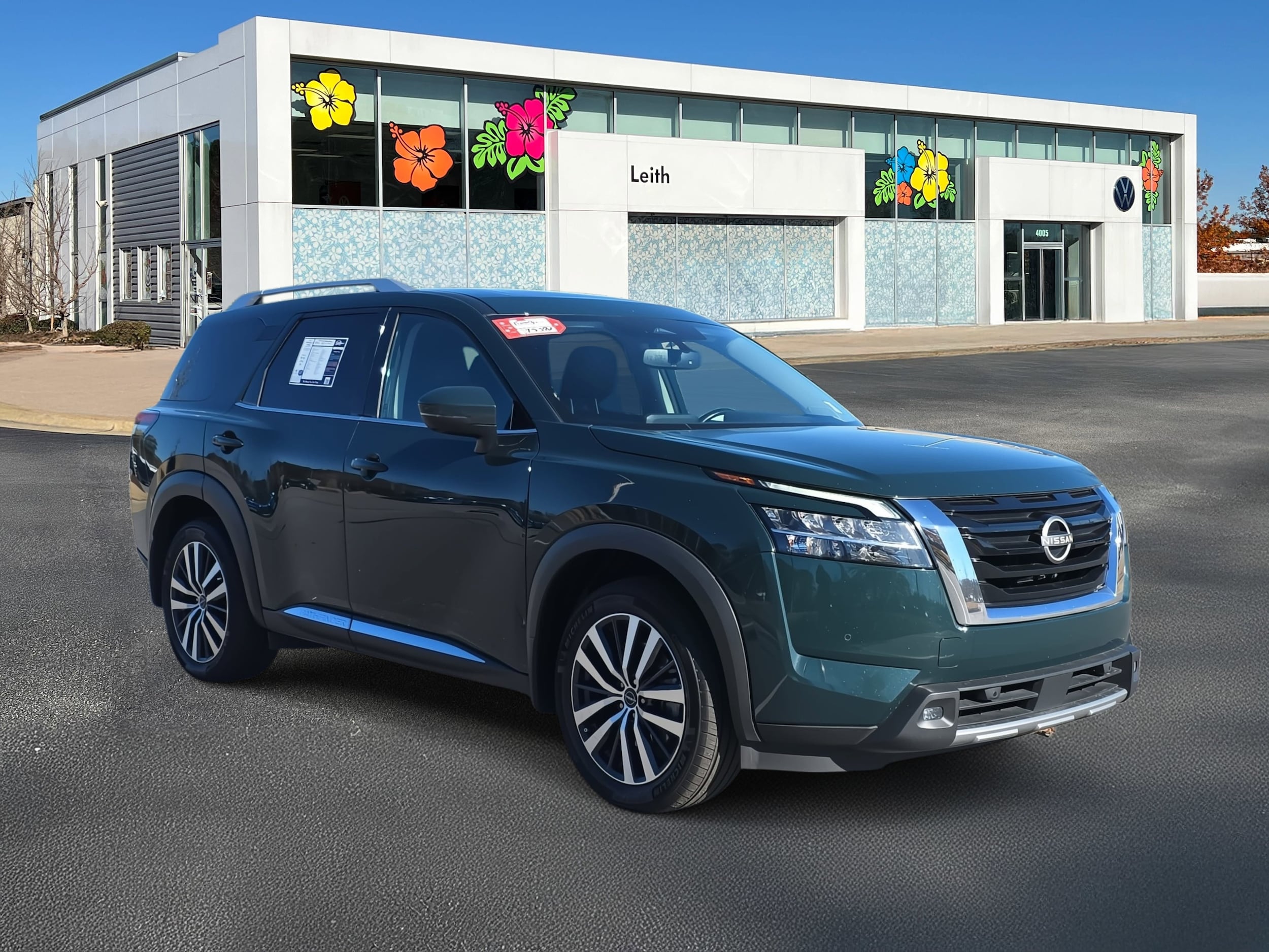 2022 Nissan Pathfinder Platinum's photo