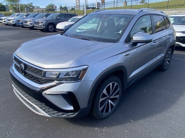 2024 Volkswagen Taos SE photo 2