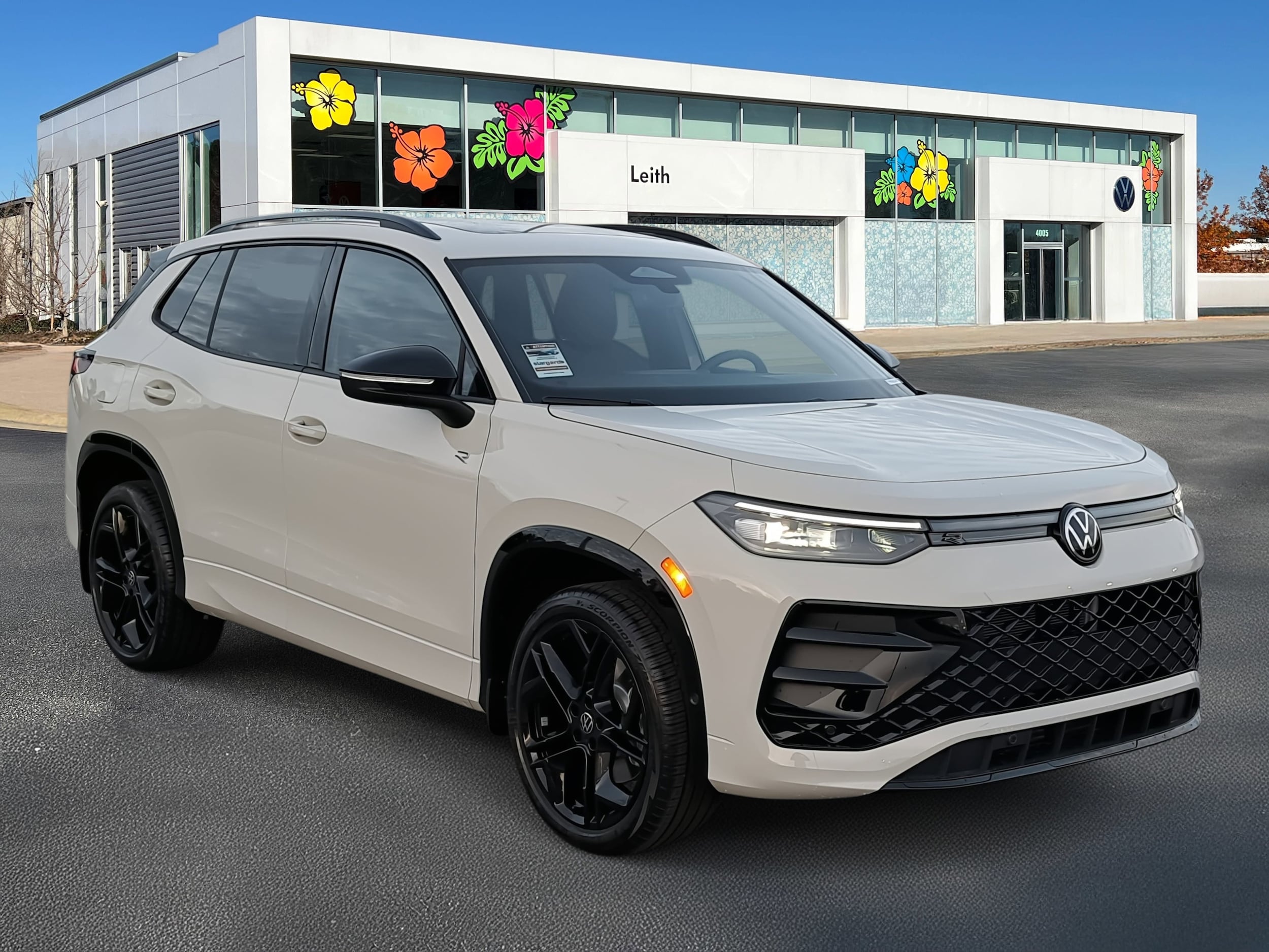 2026 Volkswagen Tiguan SE R-Line Black's photo