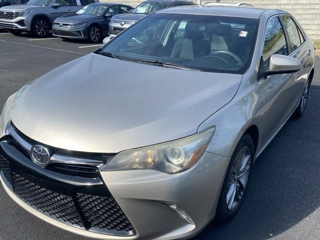 2016 Toyota Camry SE photo 2