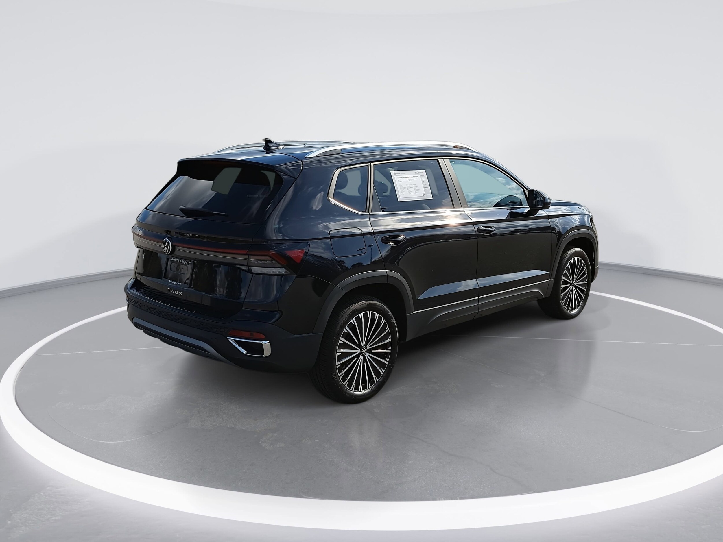 2025 Volkswagen Taos SE photo 3