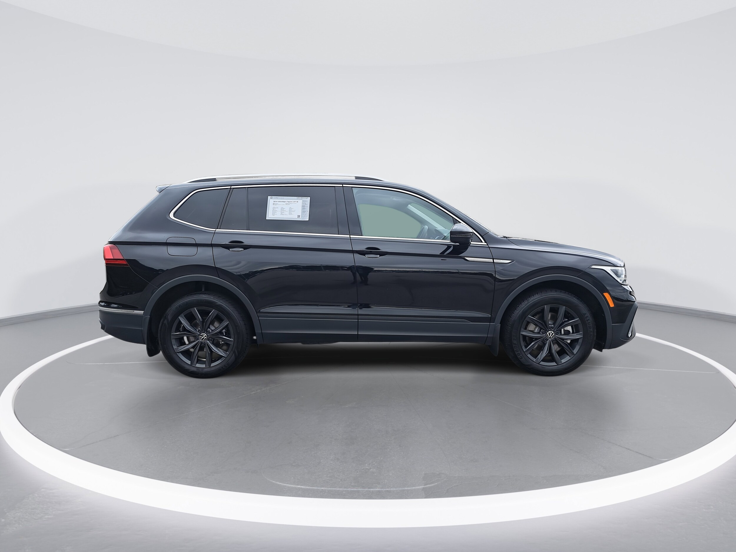 2024 Volkswagen Tiguan SE Wolfsburg Edition photo 2