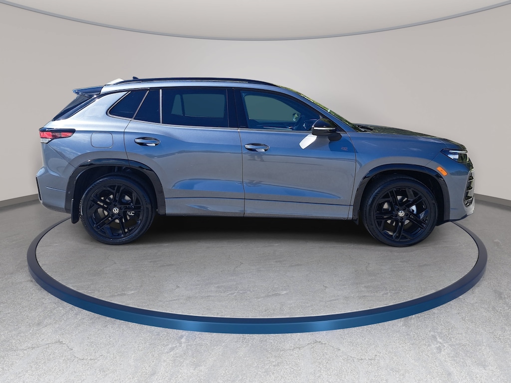New 2026 Volkswagen Tiguan SE R-Line Black SUV