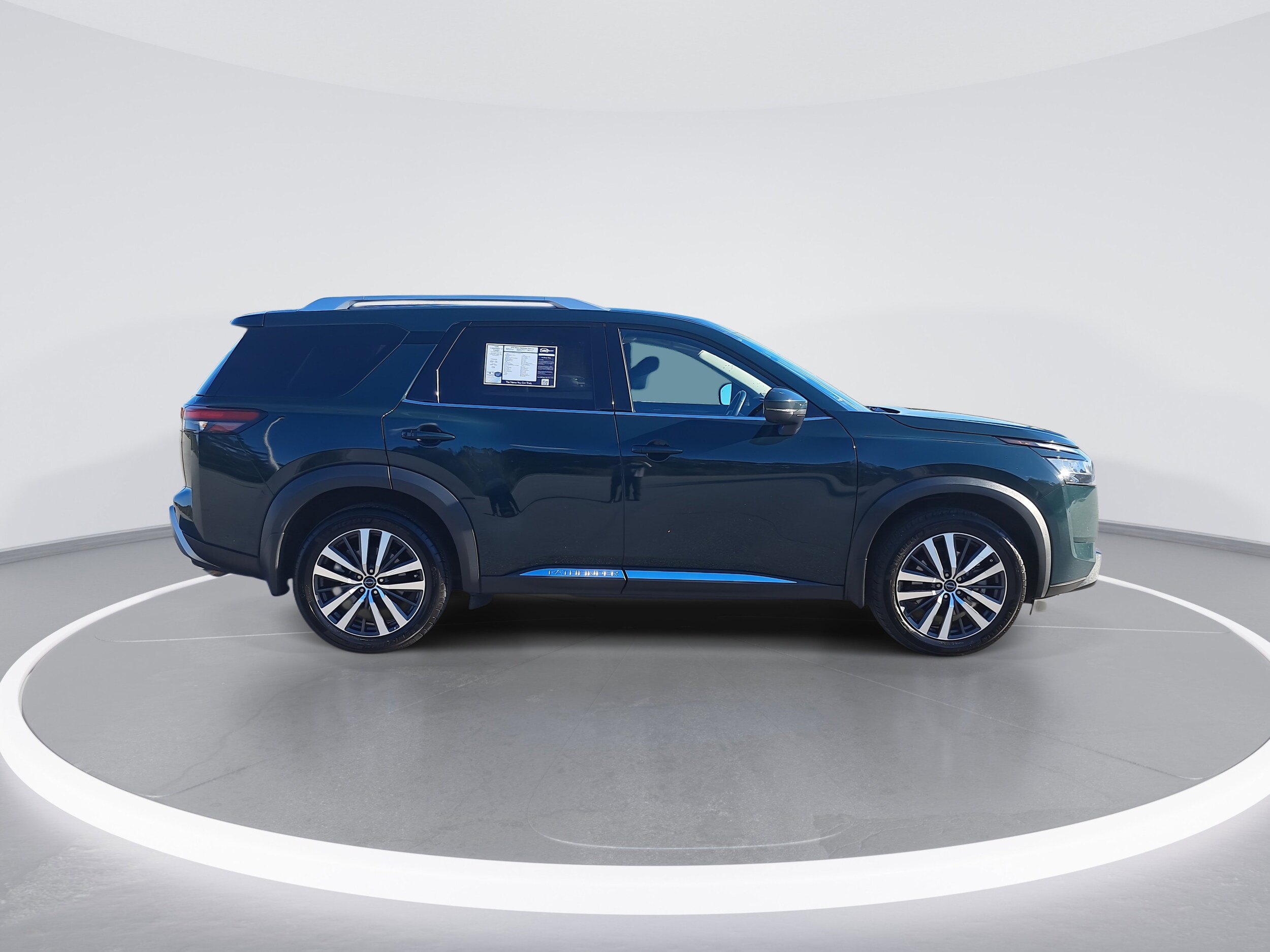 2022 Nissan Pathfinder Platinum photo 2