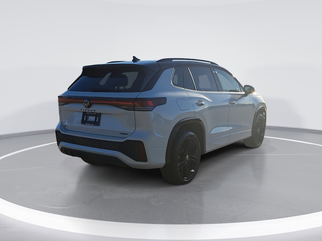 New 2026 Volkswagen Tiguan SE R-Line Black 2.0T SE R-Line Black 4MOTION