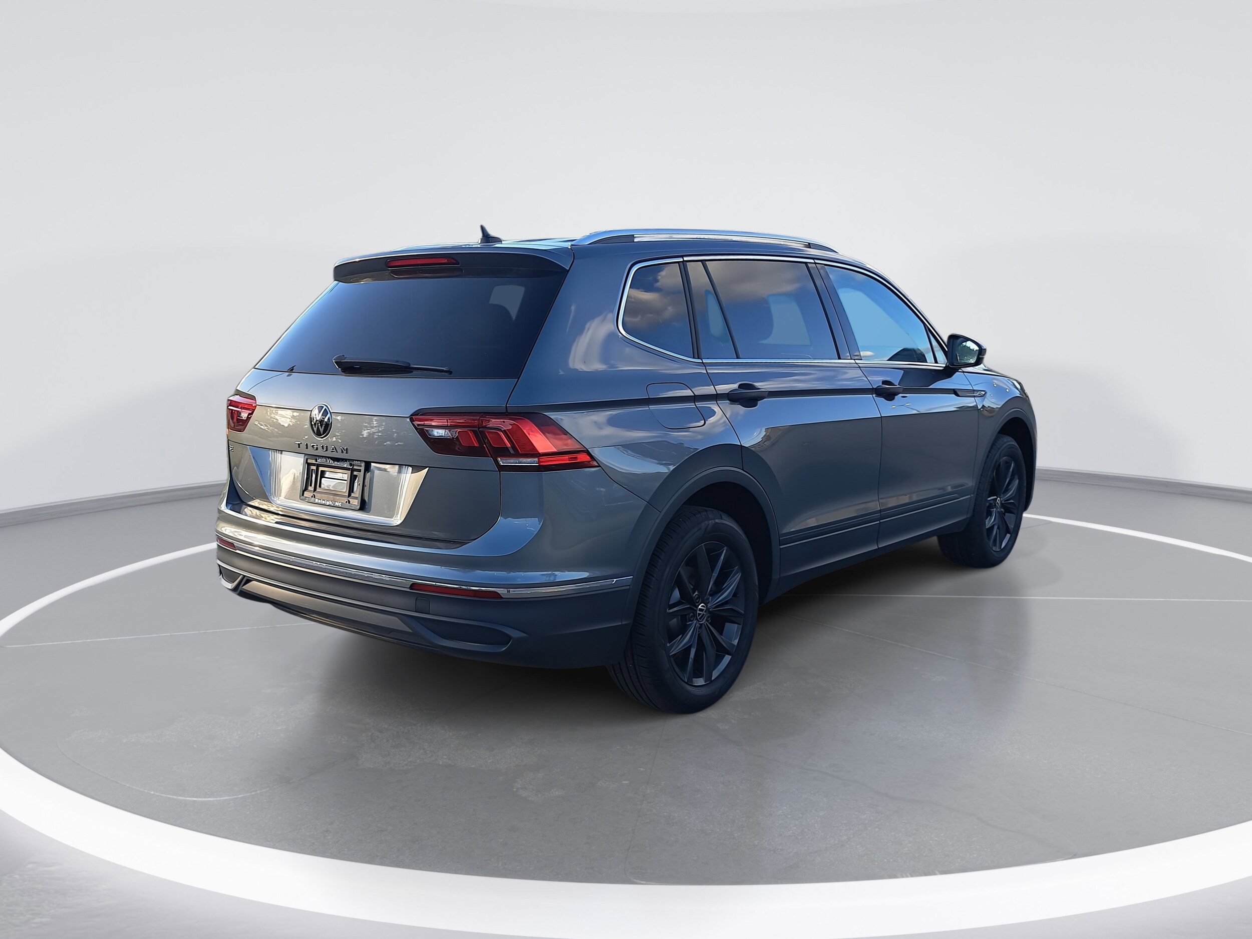 2024 Volkswagen Tiguan SE Wolfsburg Edition photo 2
