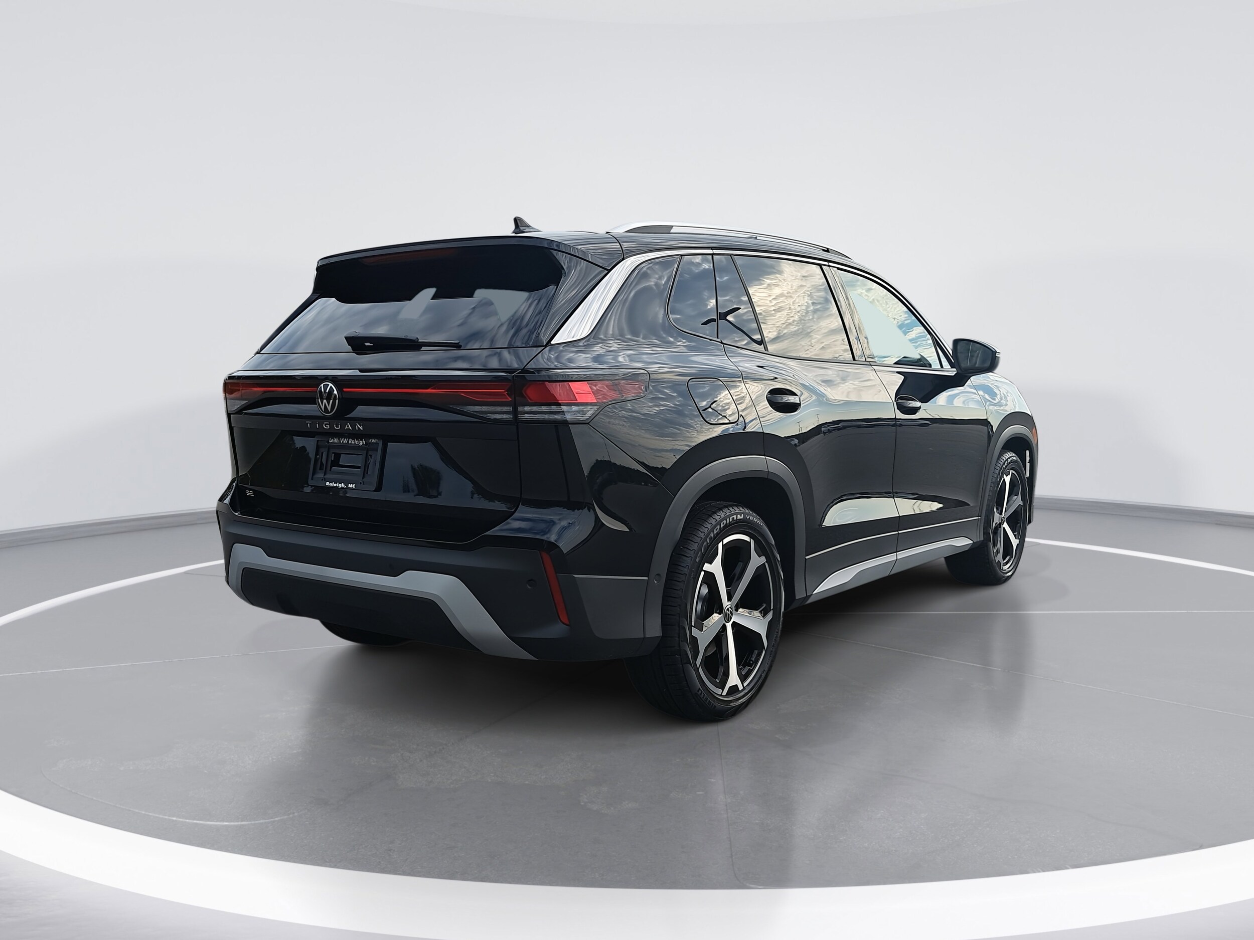 2025 Volkswagen Tiguan SE photo 3