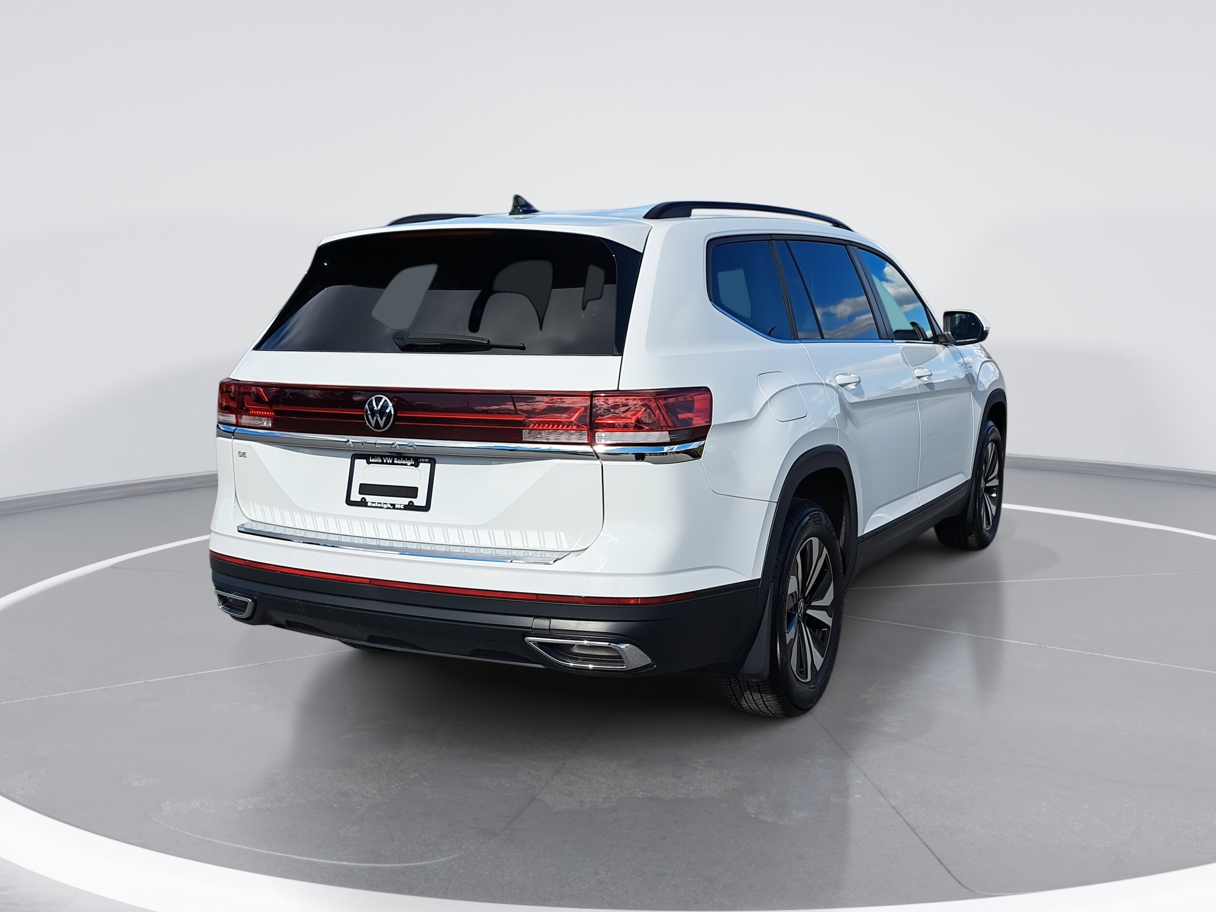 2025 Volkswagen Atlas SE photo 2