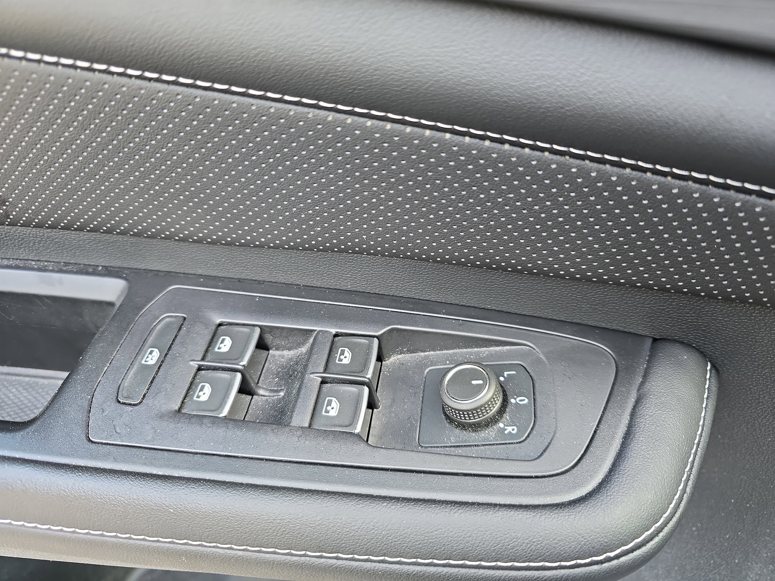 2024 Volkswagen Atlas Cross Sport SE w/Tech - Photo 29