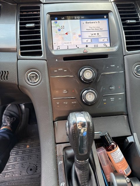 2016 Ford Taurus SEL photo 4