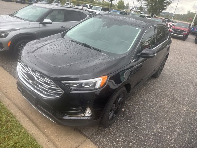 2022 Ford Edge Titanium photo 2