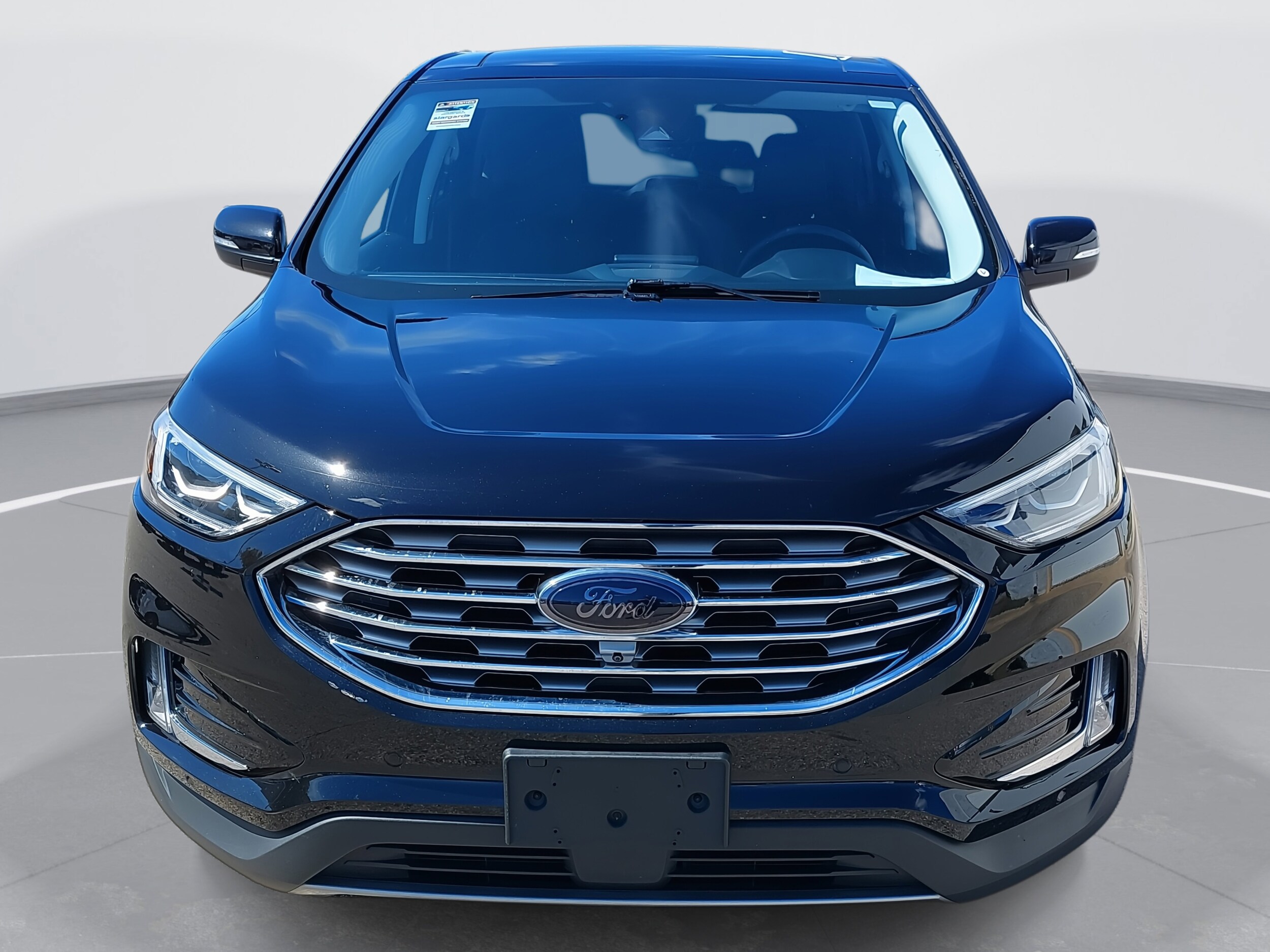 2022 Ford Edge Titanium photo 2