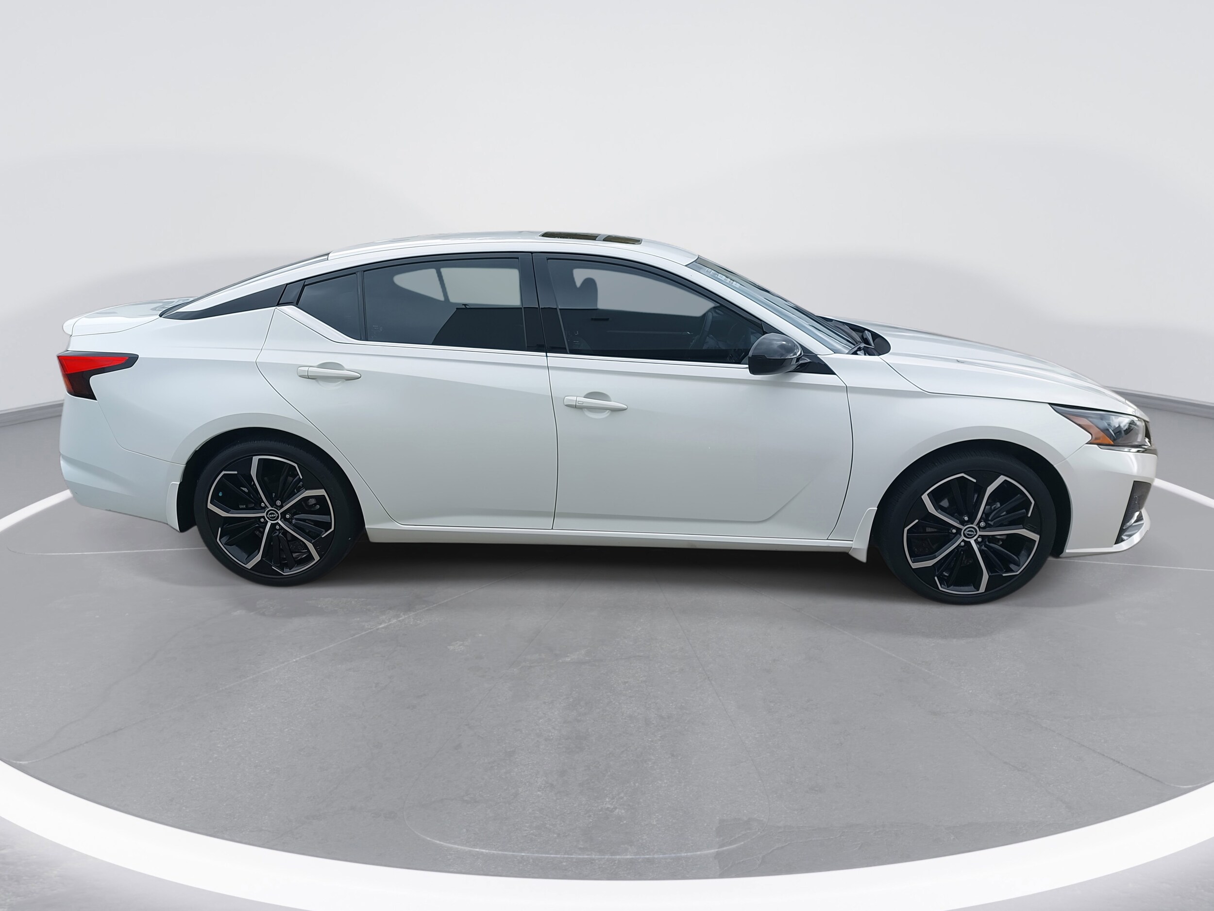 2023 Nissan Altima 2.5 SR photo 4