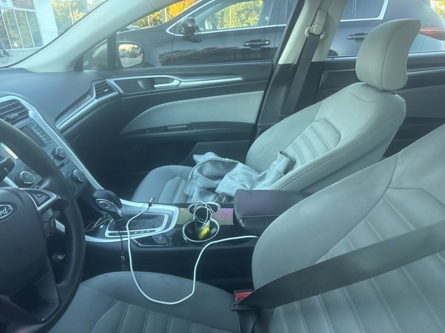 2015 Ford Fusion S photo 2