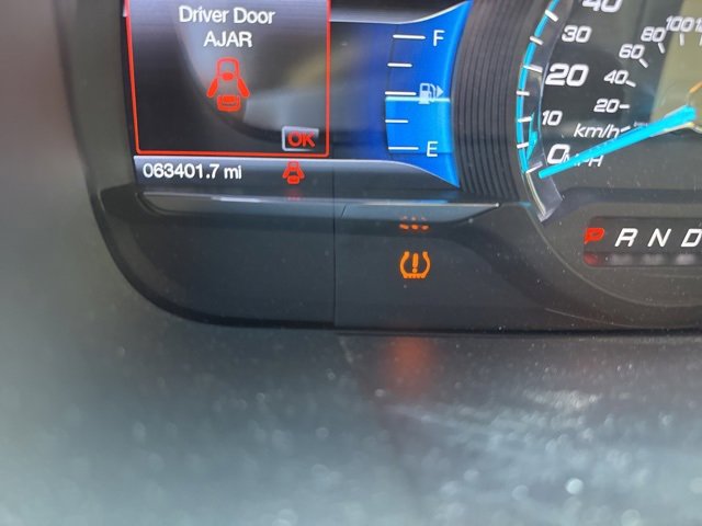 2016 Ford Taurus SEL photo 3