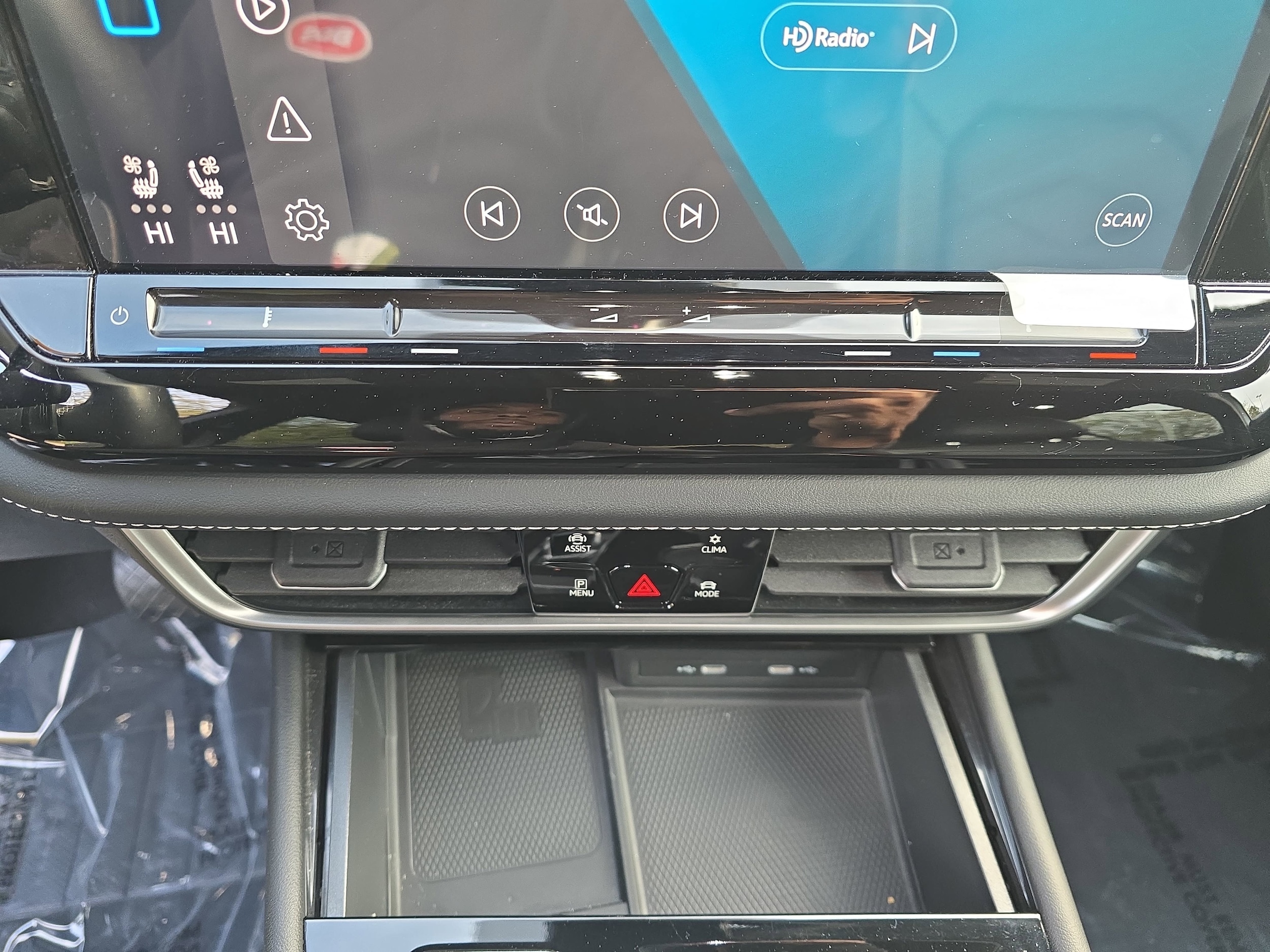 2024 Volkswagen Atlas Cross Sport SE w/Tech - Photo 22