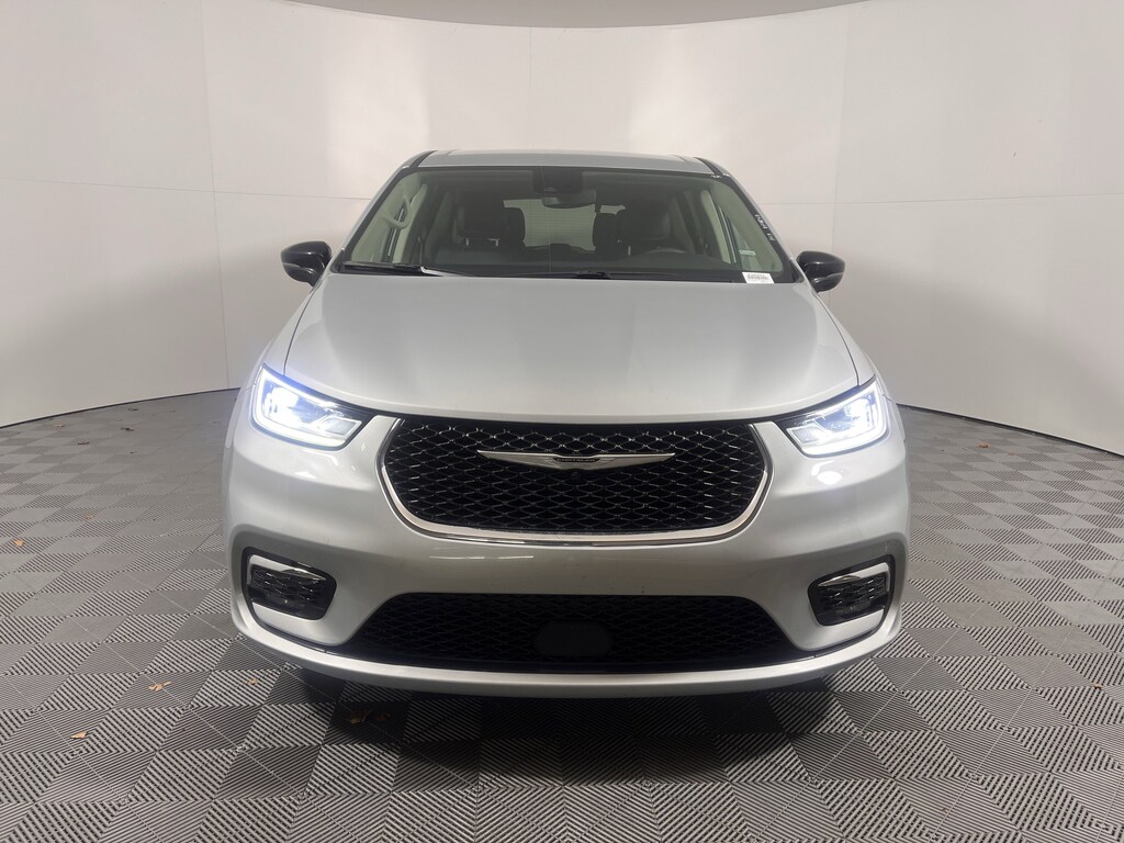 Used 2024 Chrysler Pacifica Touring L Minivan