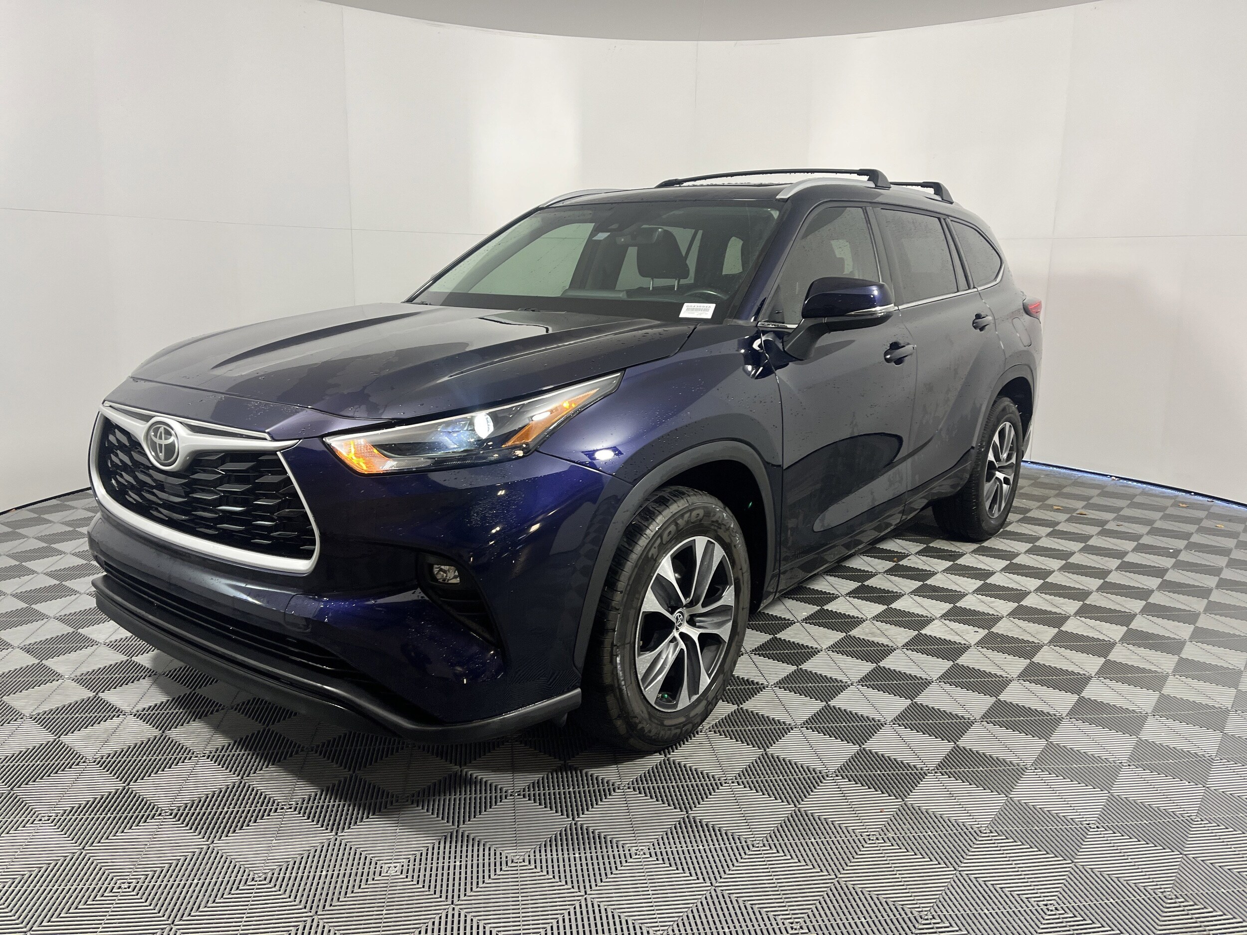 2022 Toyota Highlander XLE photo 2