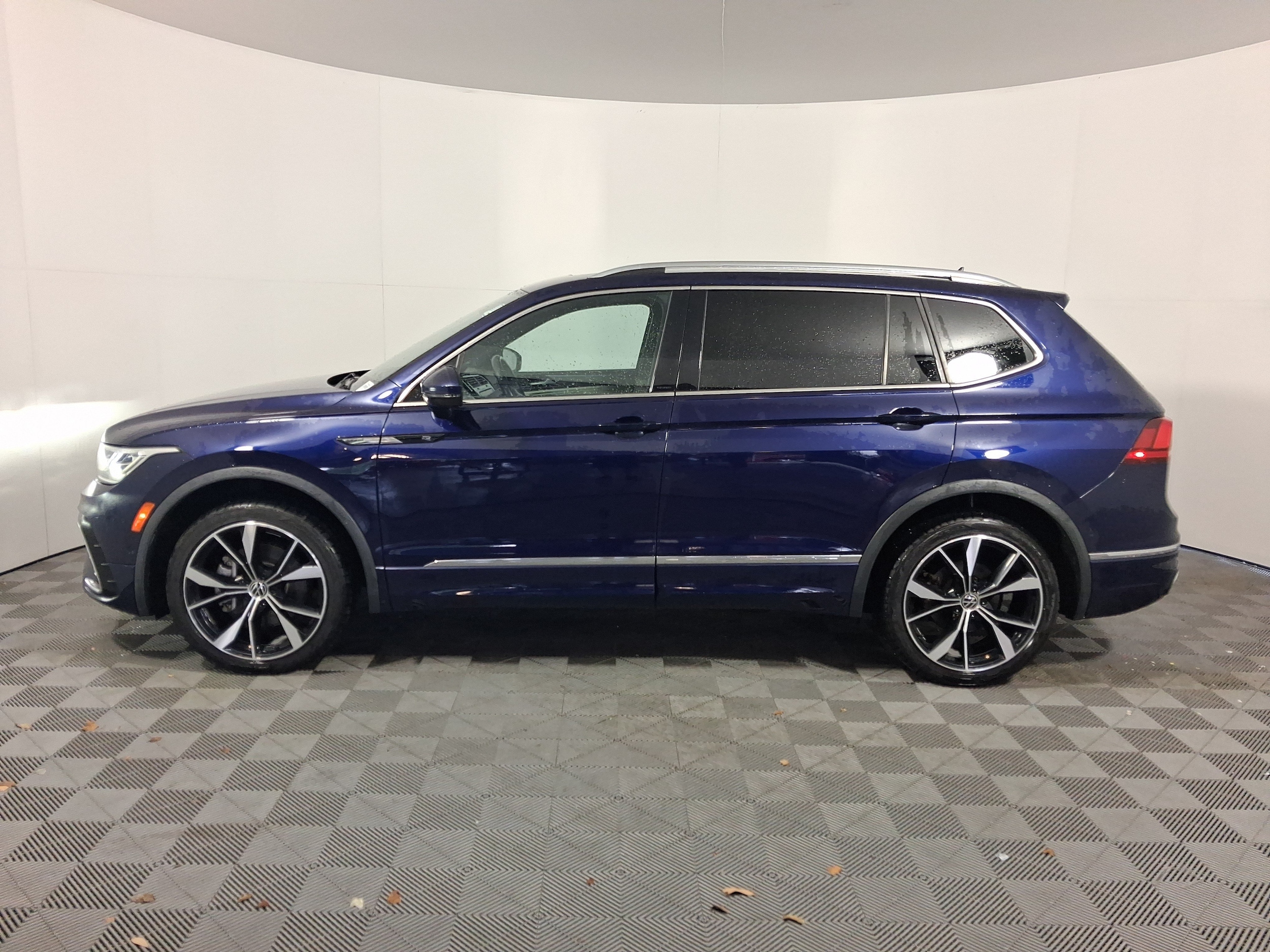 Volkswagen Tiguan SEL R-Line