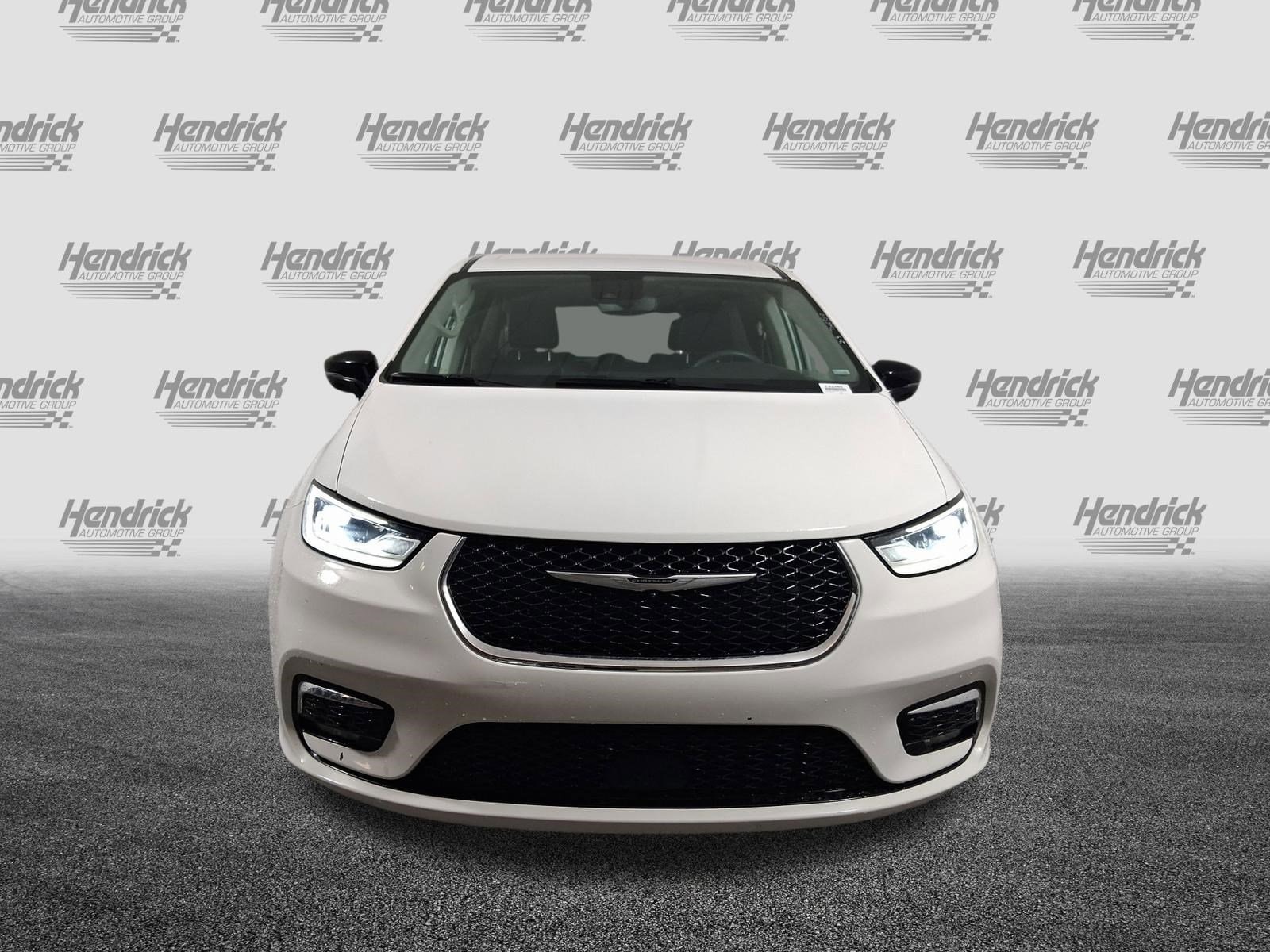 2024 Chrysler Pacifica Touring L photo 2